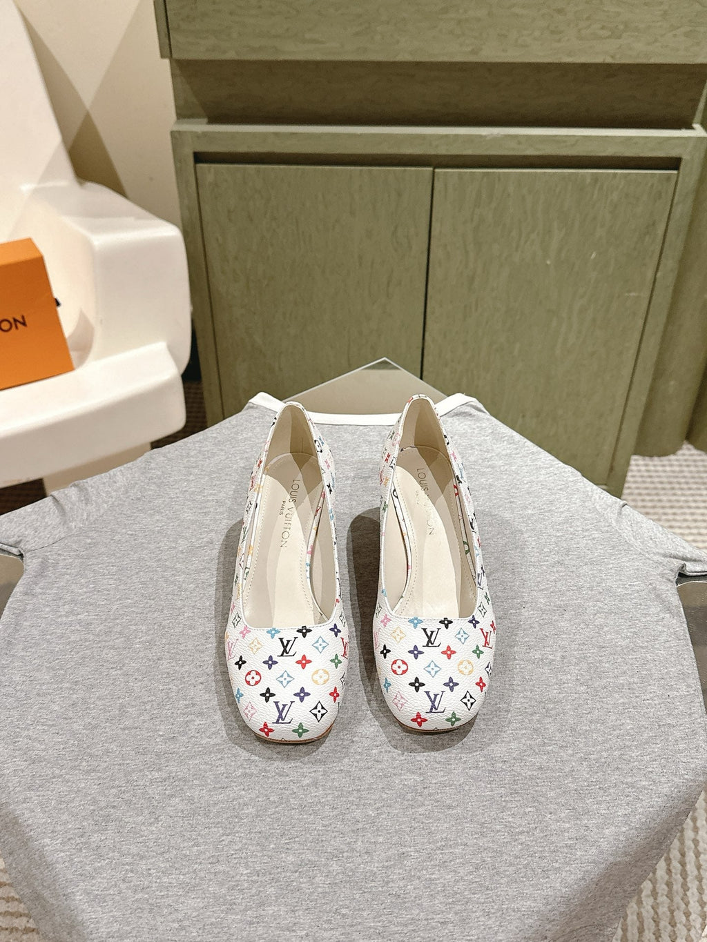 SWING HIGH PUMP 55 MM IN WHITE MONOGRAM CALFSKIN