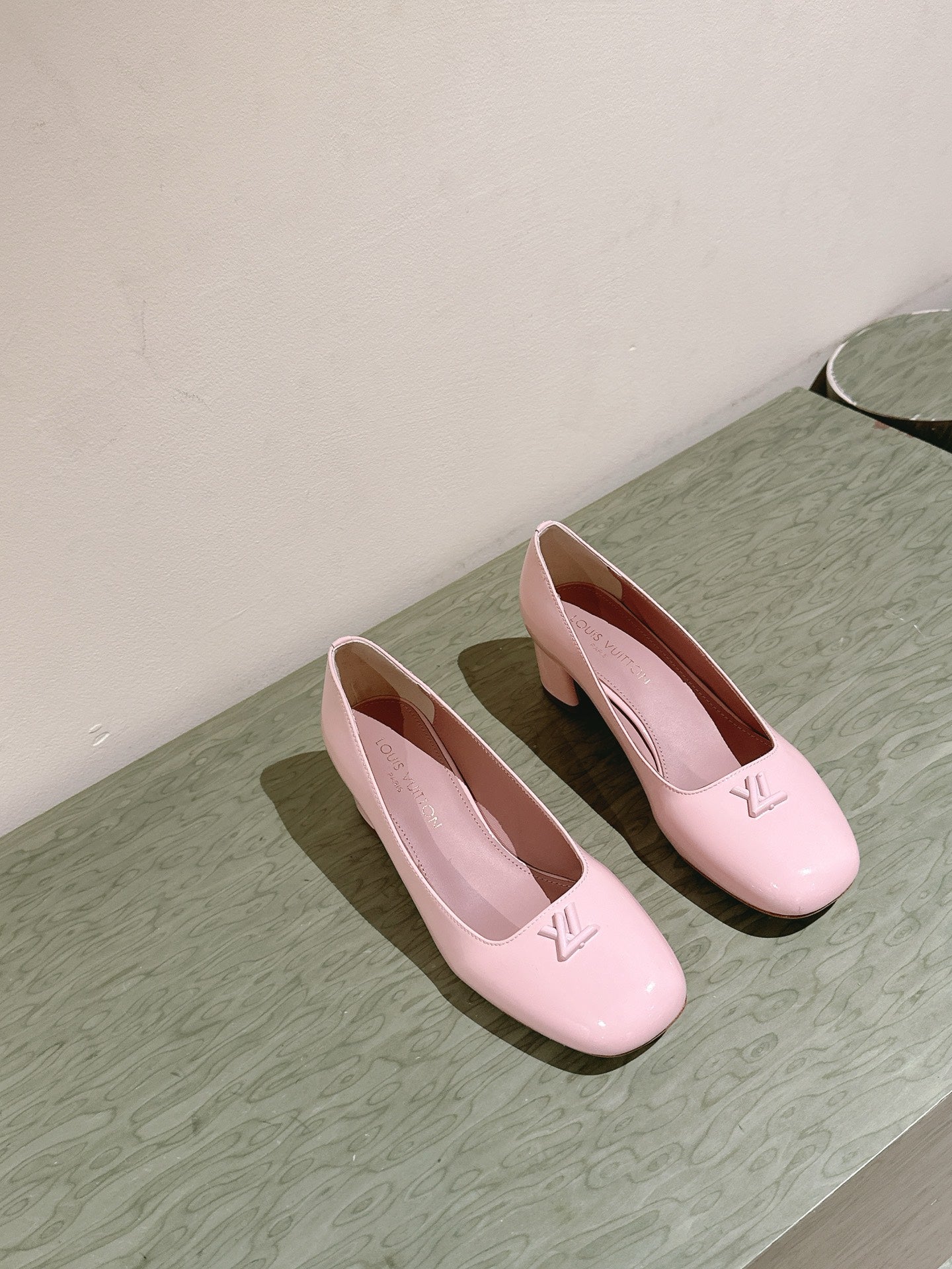 SWING HIGH PUMP 55 MM IN PALE PINK PATENT CALFSKIN
