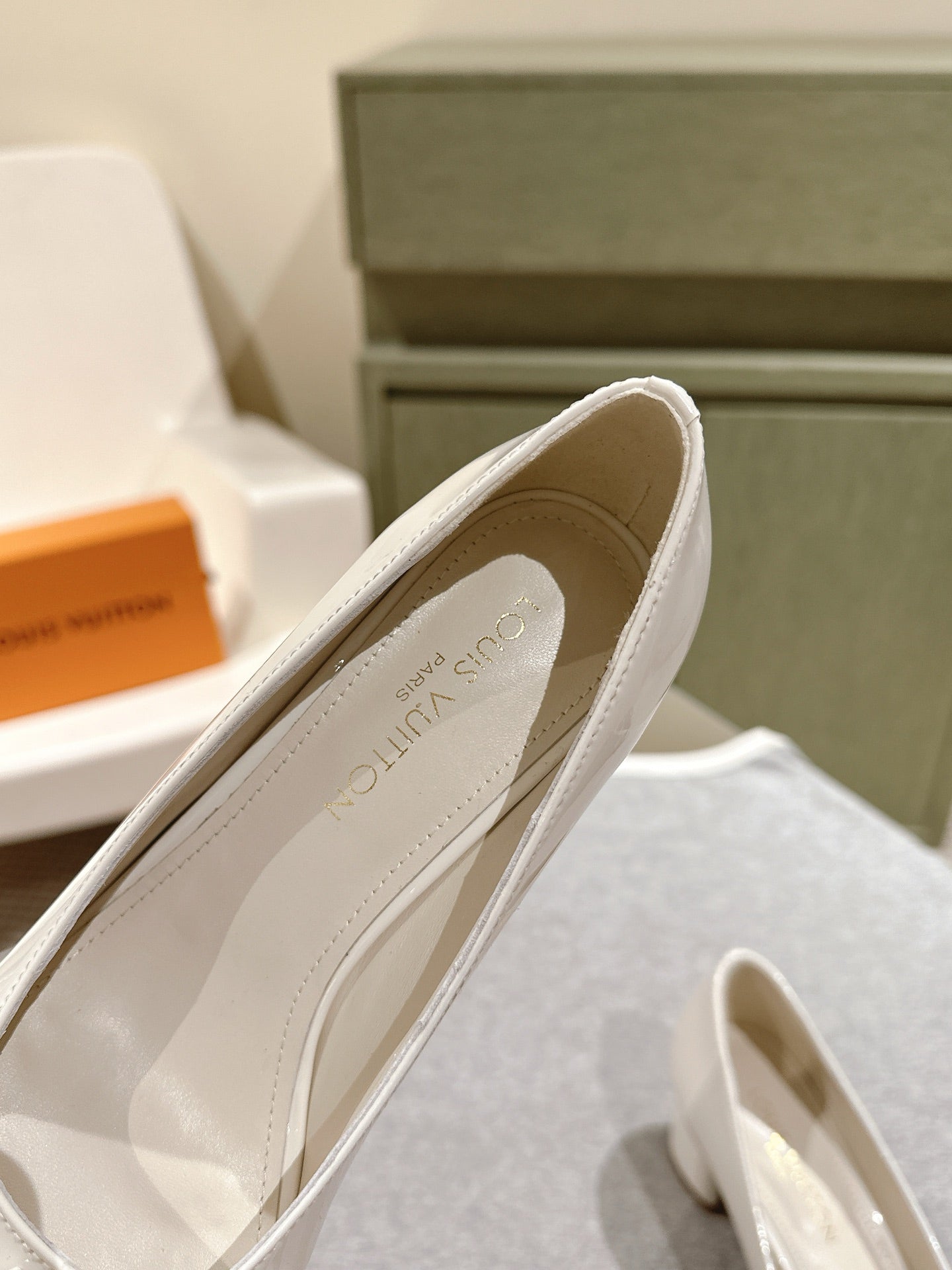 SWING HIGH PUMP 55 MM IN WHITE PATENT CALFSKIN