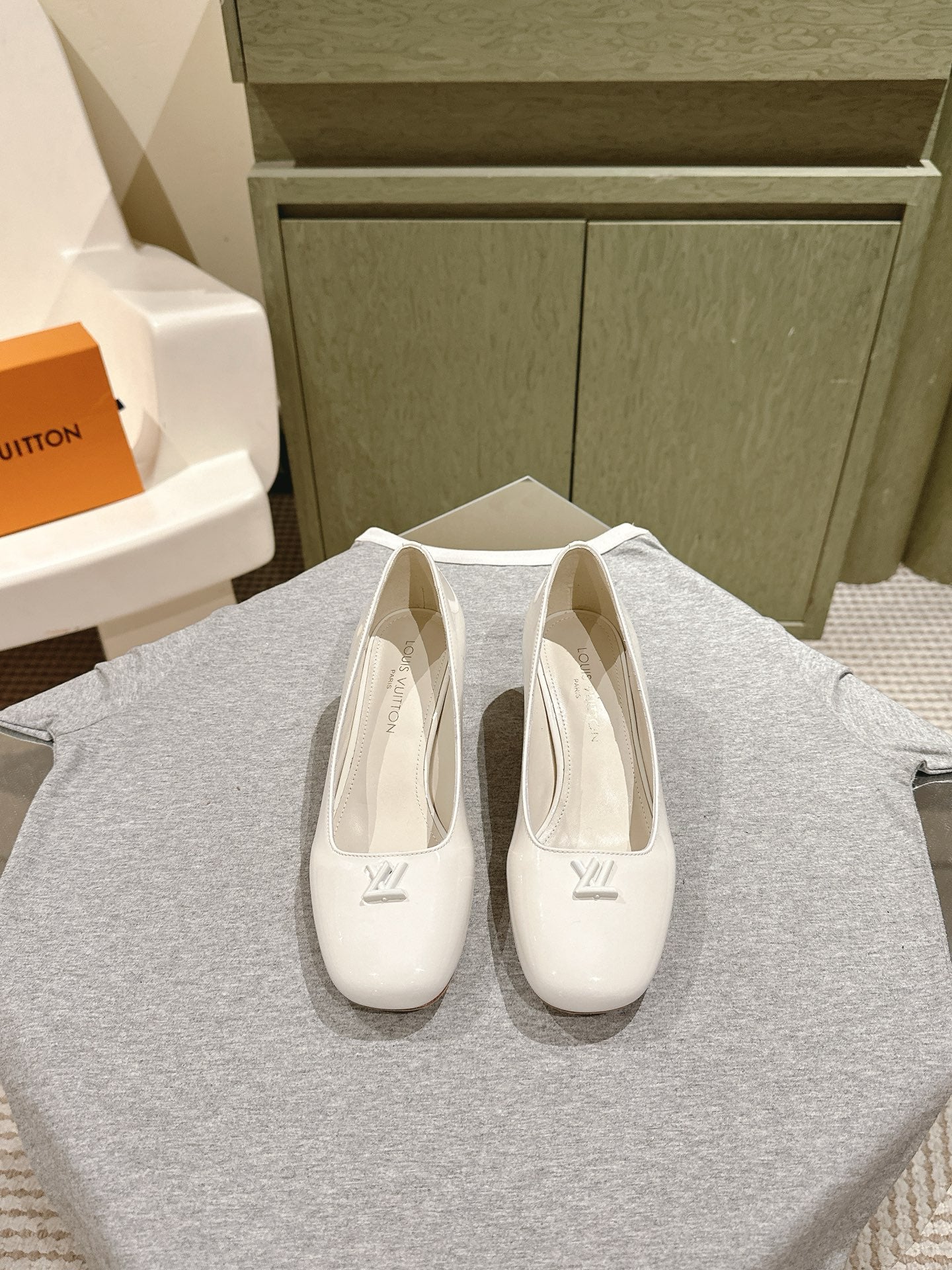 SWING HIGH PUMP 55 MM IN WHITE PATENT CALFSKIN