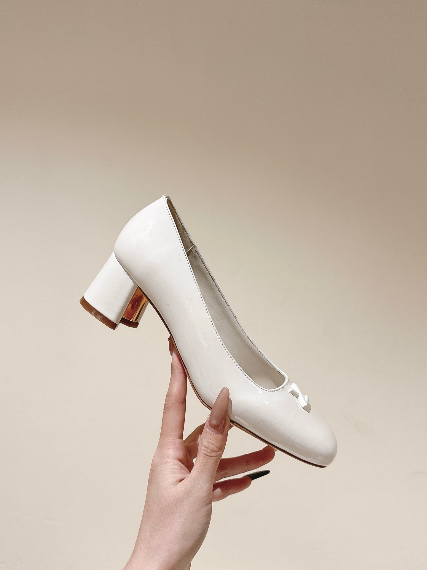 SWING HIGH PUMP 55 MM IN WHITE PATENT CALFSKIN