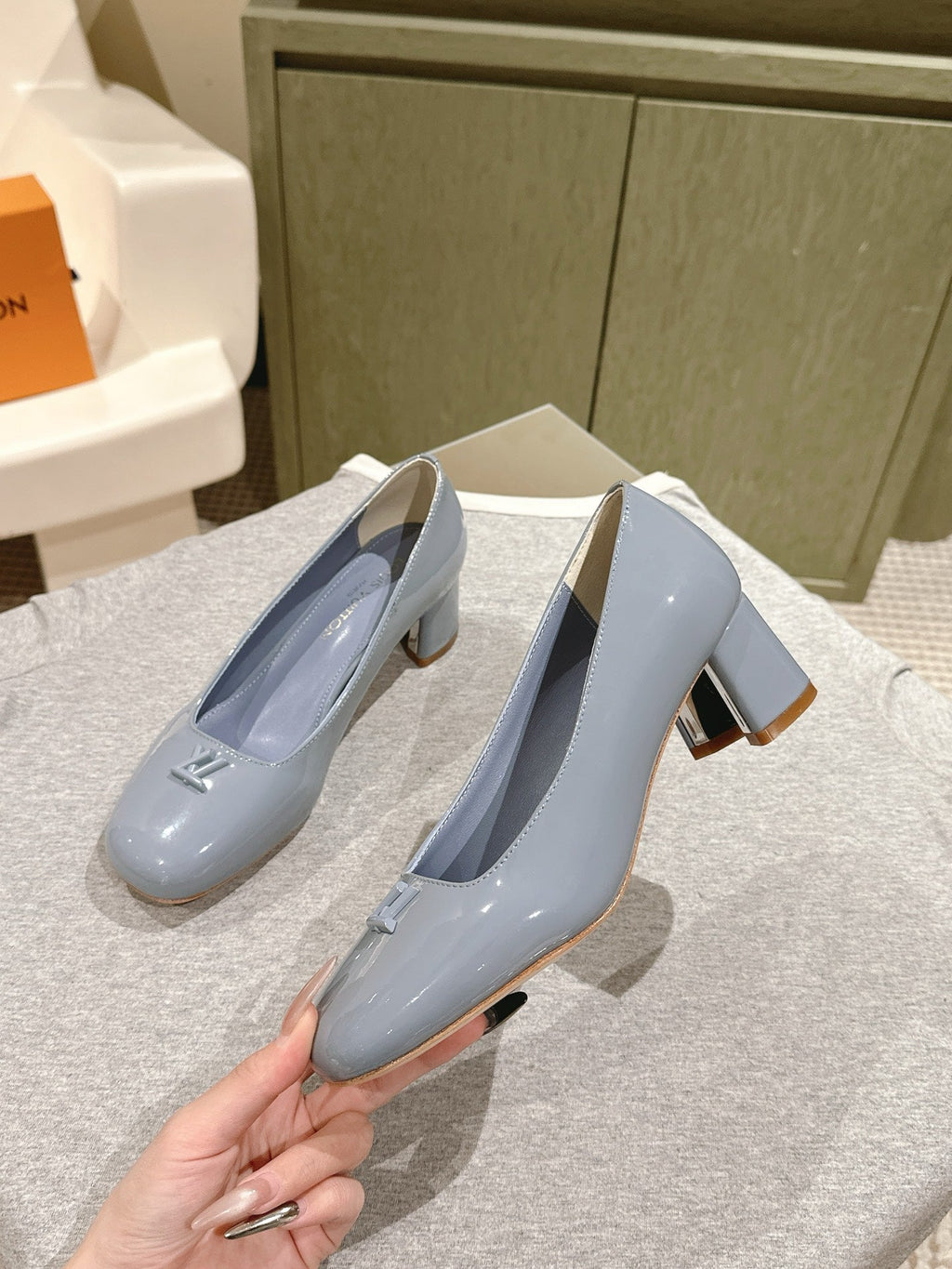 SWING HIGH PUMP 55 MM IN ICE BLUE PATENT CALFSKIN