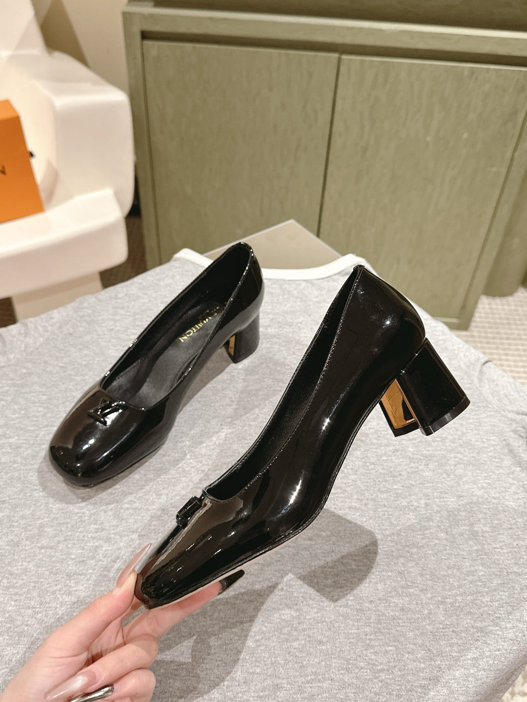 SWING HIGH PUMP 55 MM IN BLACK PATENT CALFSKIN