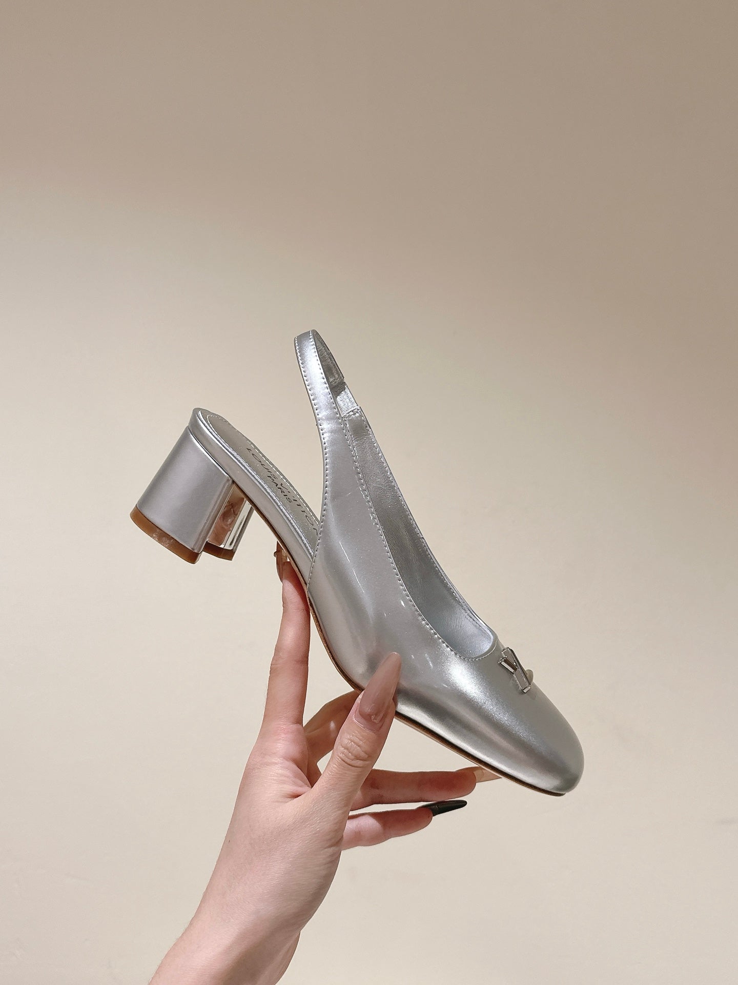 SWING SLINGBACK PUMP 55 MM IN SILVER CALFSKIN