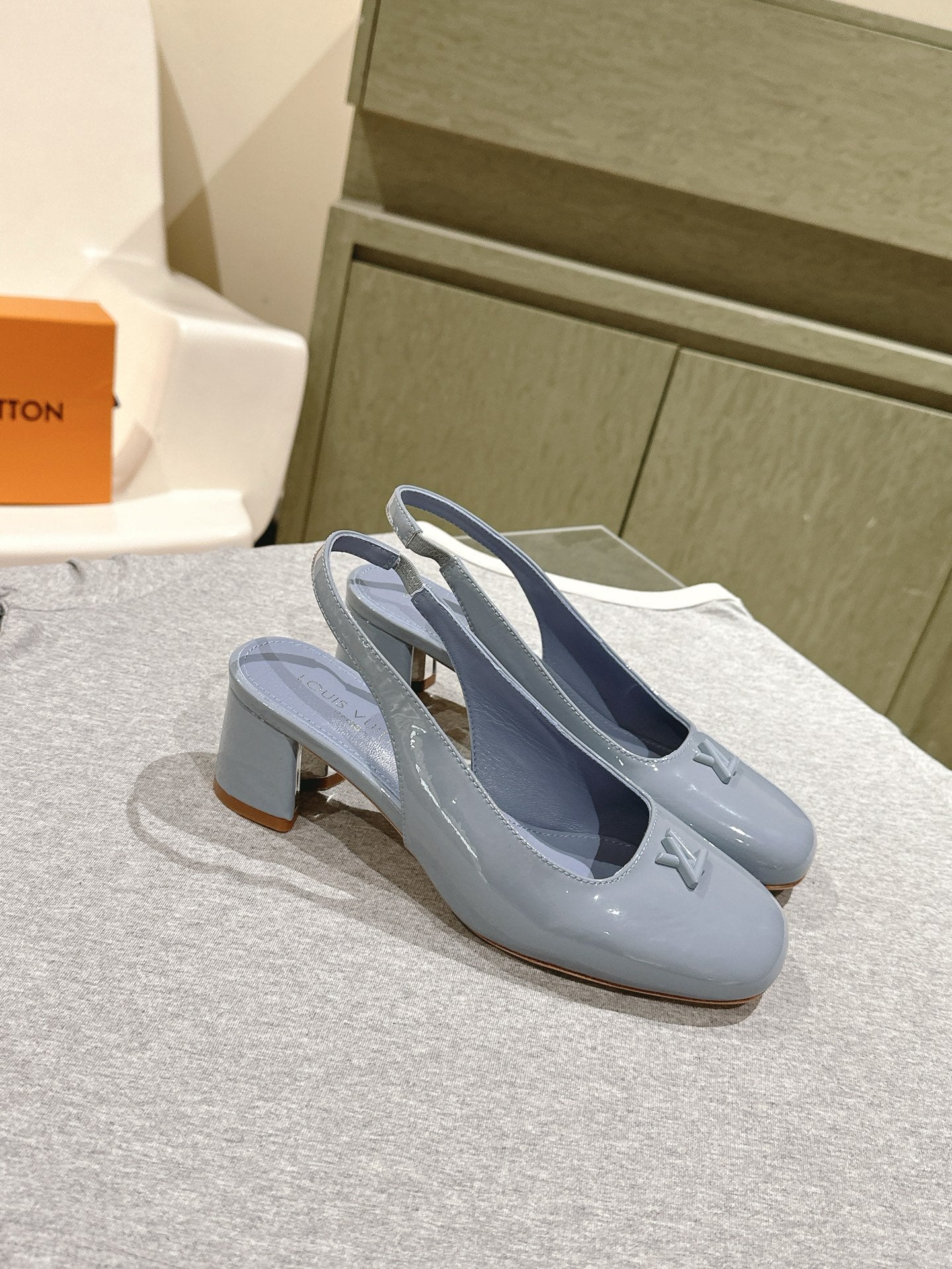 SWING SLINGBACK PUMP 55 MM IN ICE BLUE PATENT CALFSKIN