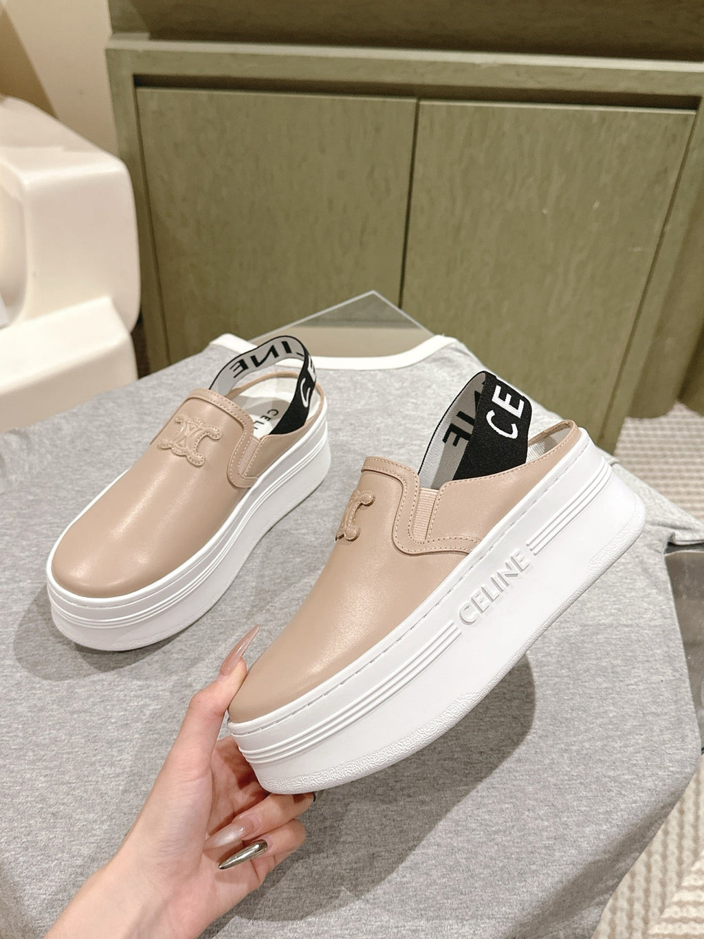 THICK-SOLED ELASTIC BACKLESS SHOES MONGOOSE BEIGE SHINY CALFSKIN