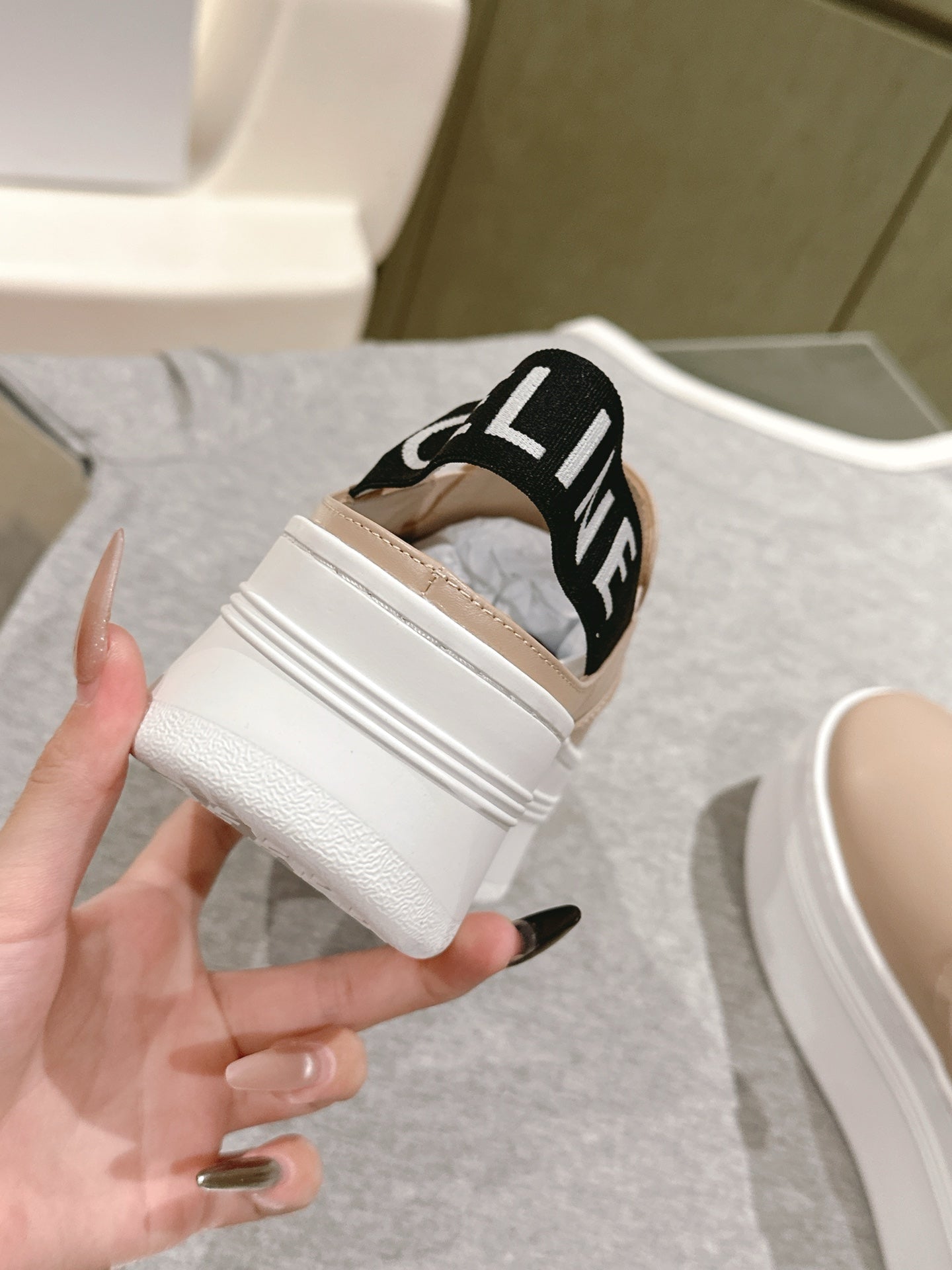 THICK-SOLED ELASTIC BACKLESS SHOES MONGOOSE BEIGE SHINY CALFSKIN