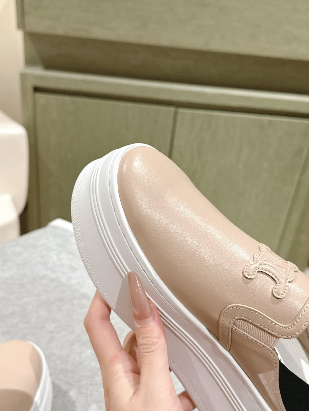 THICK-SOLED ELASTIC BACKLESS SHOES MONGOOSE BEIGE SHINY CALFSKIN