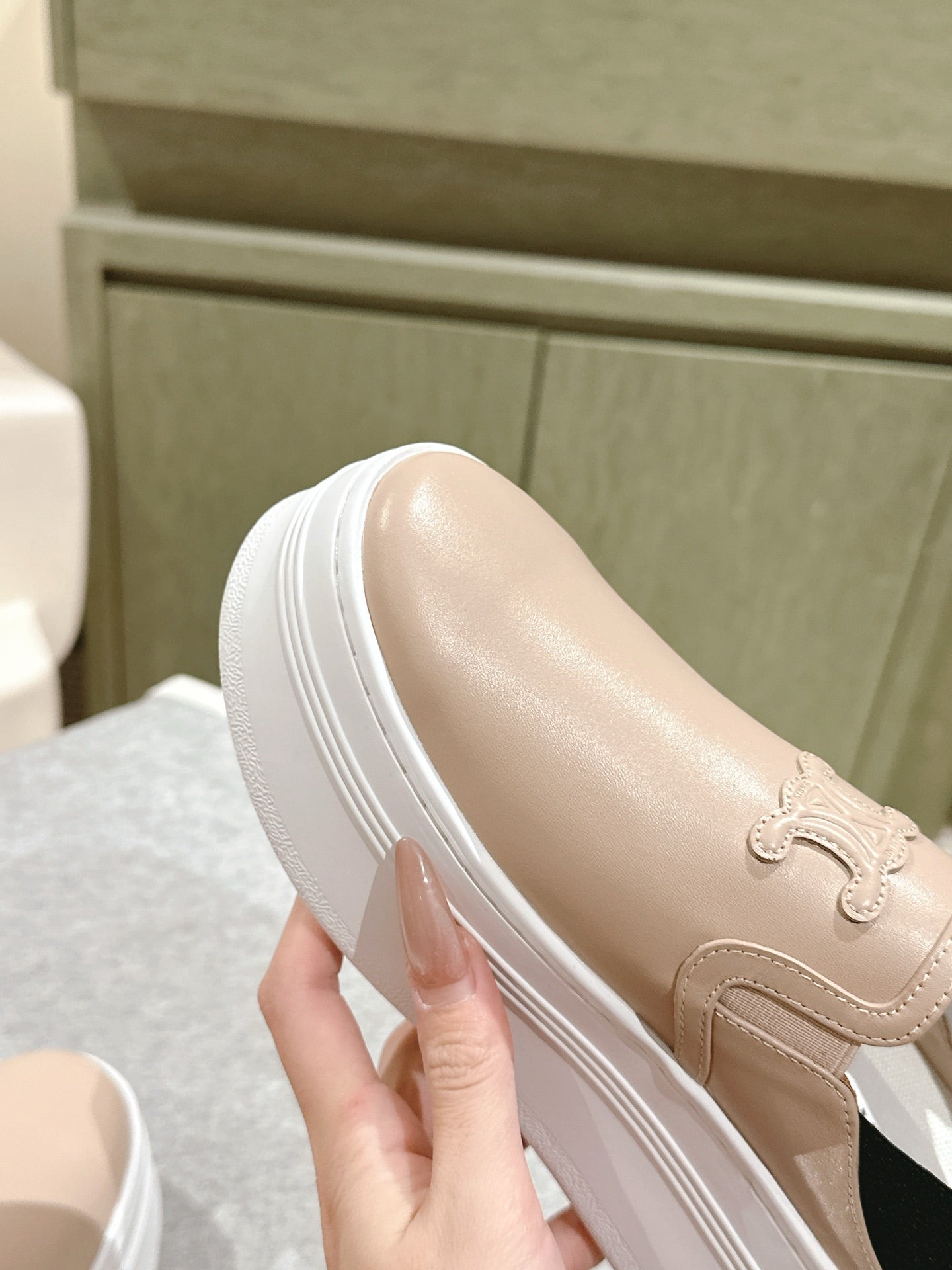 THICK-SOLED ELASTIC BACKLESS SHOES MONGOOSE BEIGE SHINY CALFSKIN