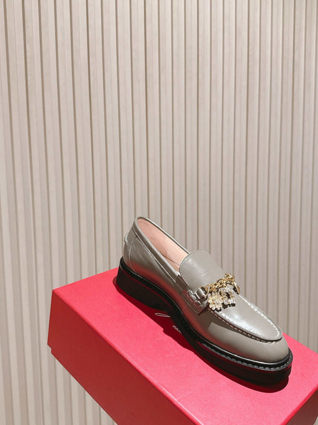 ROGER VIVIER 25S RANGERS CHAIN LOAFER IN GRAY CALFSKIN