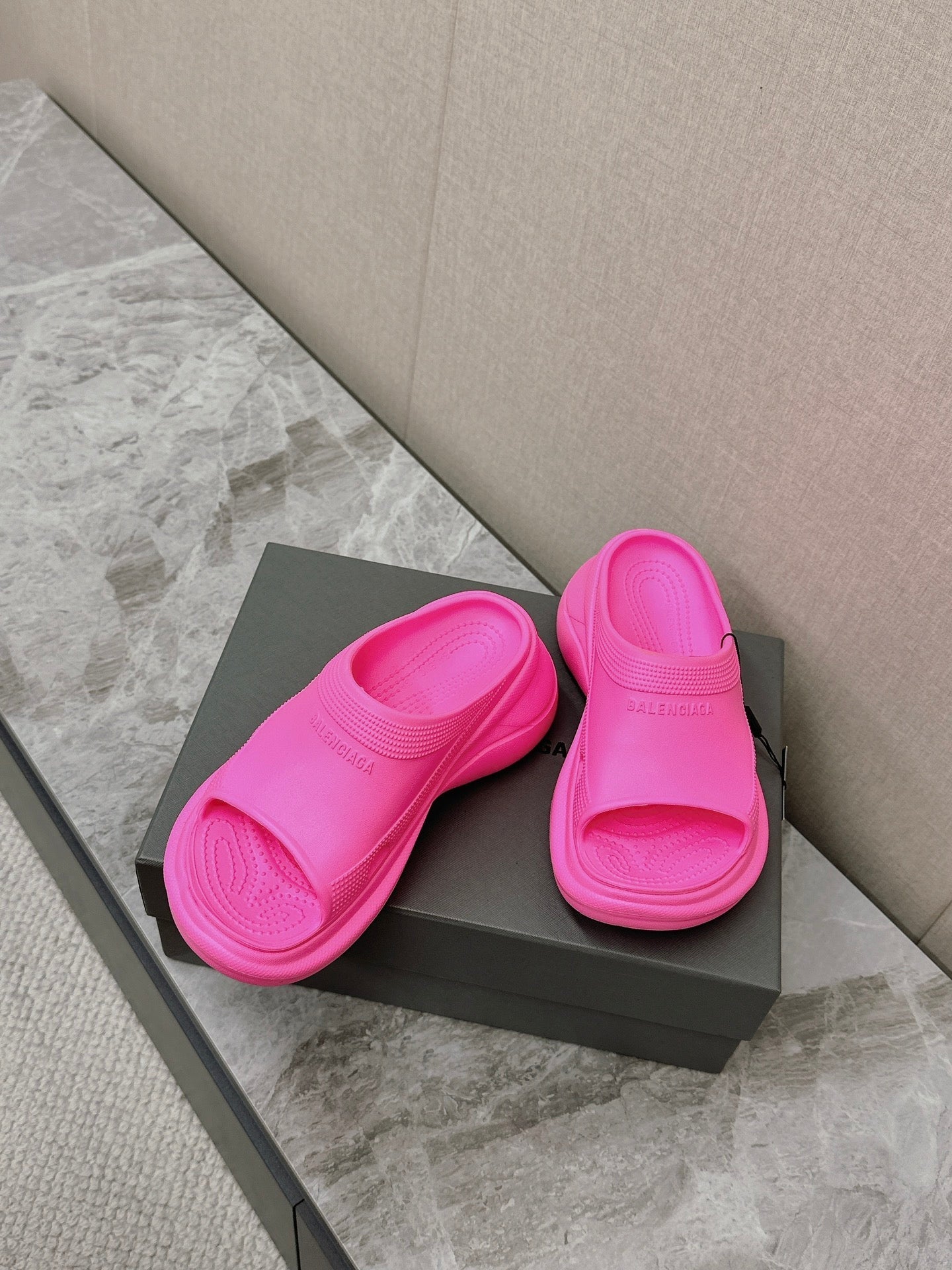 POOL CROCS SLIDE SANDAL IN BRIGHT PINK RUBBER