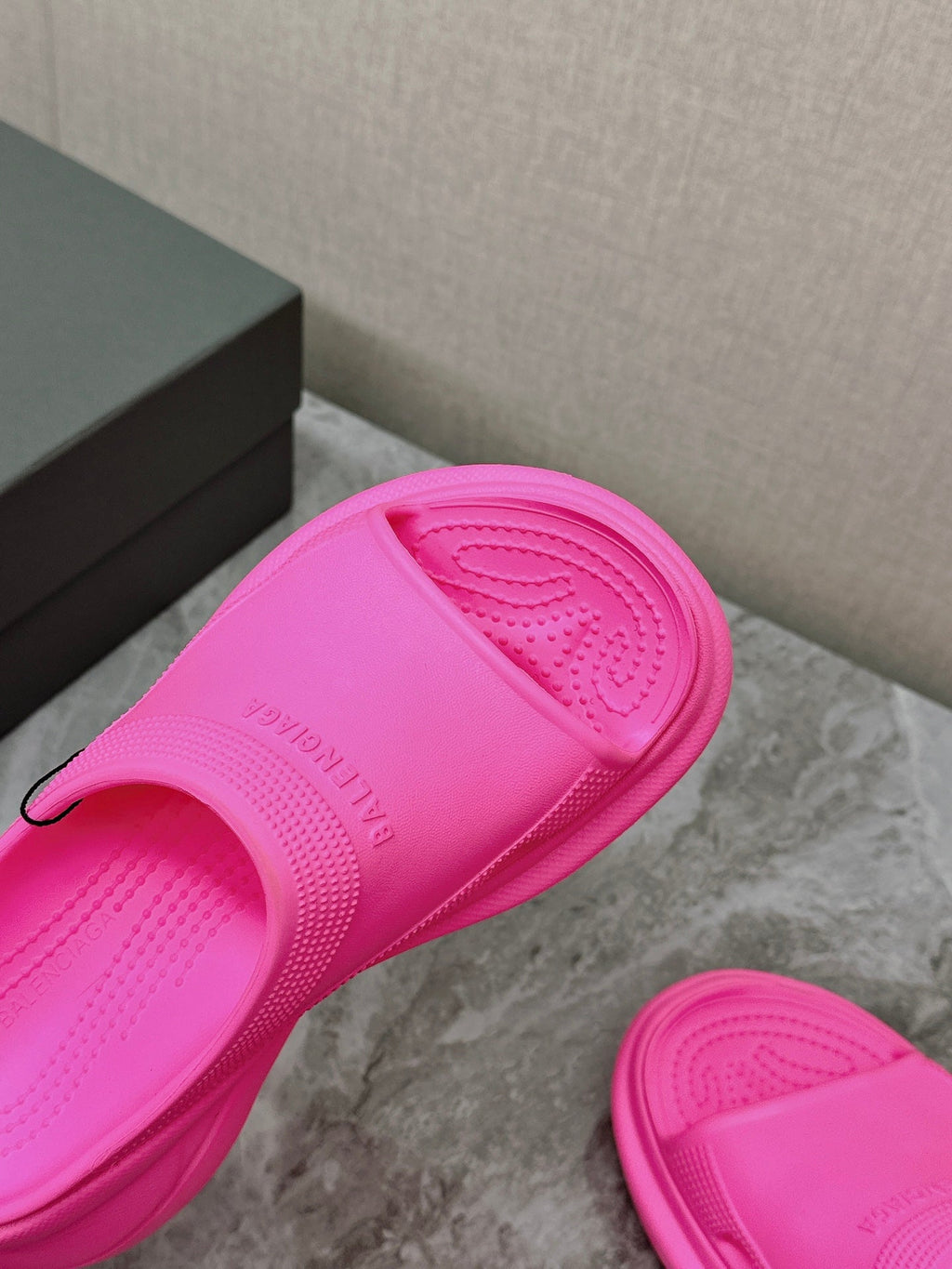 POOL CROCS SLIDE SANDAL IN BRIGHT PINK RUBBER