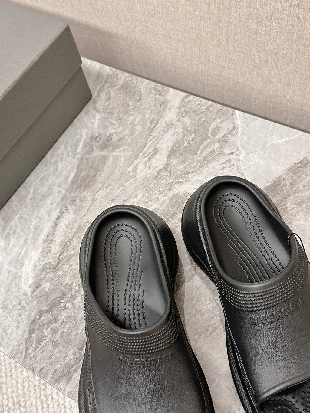 POOL CROCS SLIDE SANDAL IN BLACK RUBBER