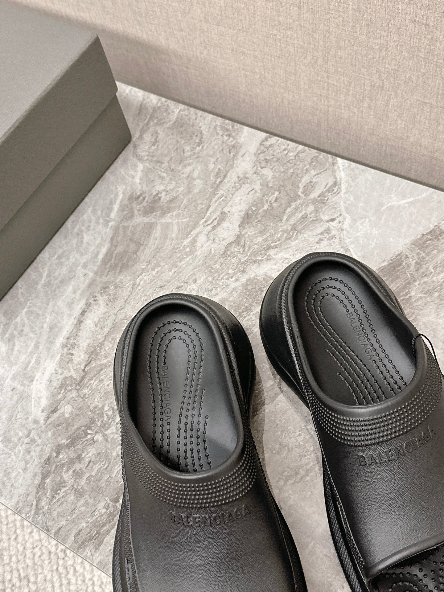 POOL CROCS SLIDE SANDAL IN BLACK RUBBER