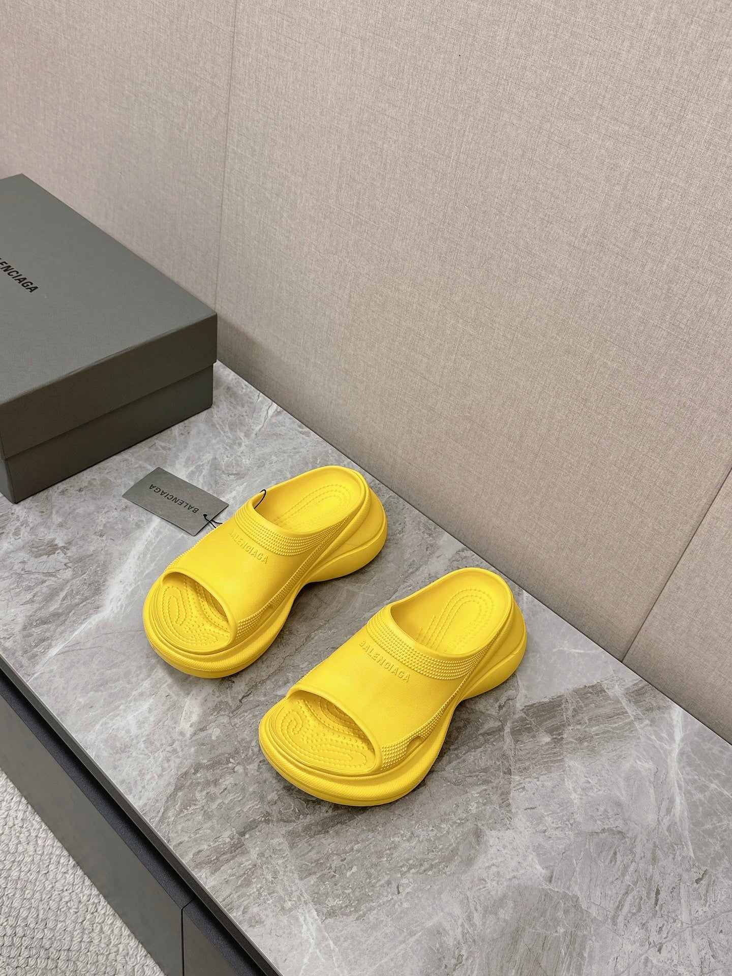 POOL CROCS SLIDE SANDAL IN YELLOW RUBBER