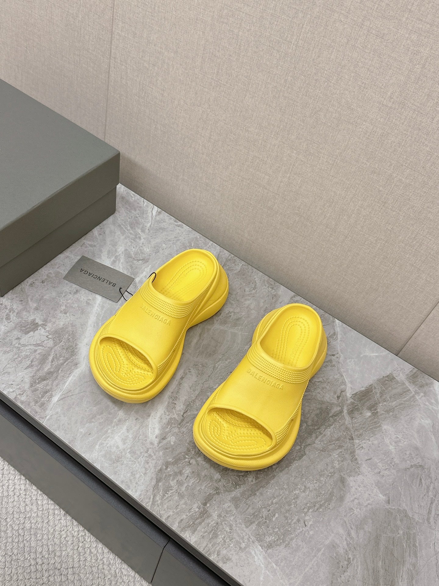 POOL CROCS SLIDE SANDAL IN YELLOW RUBBER
