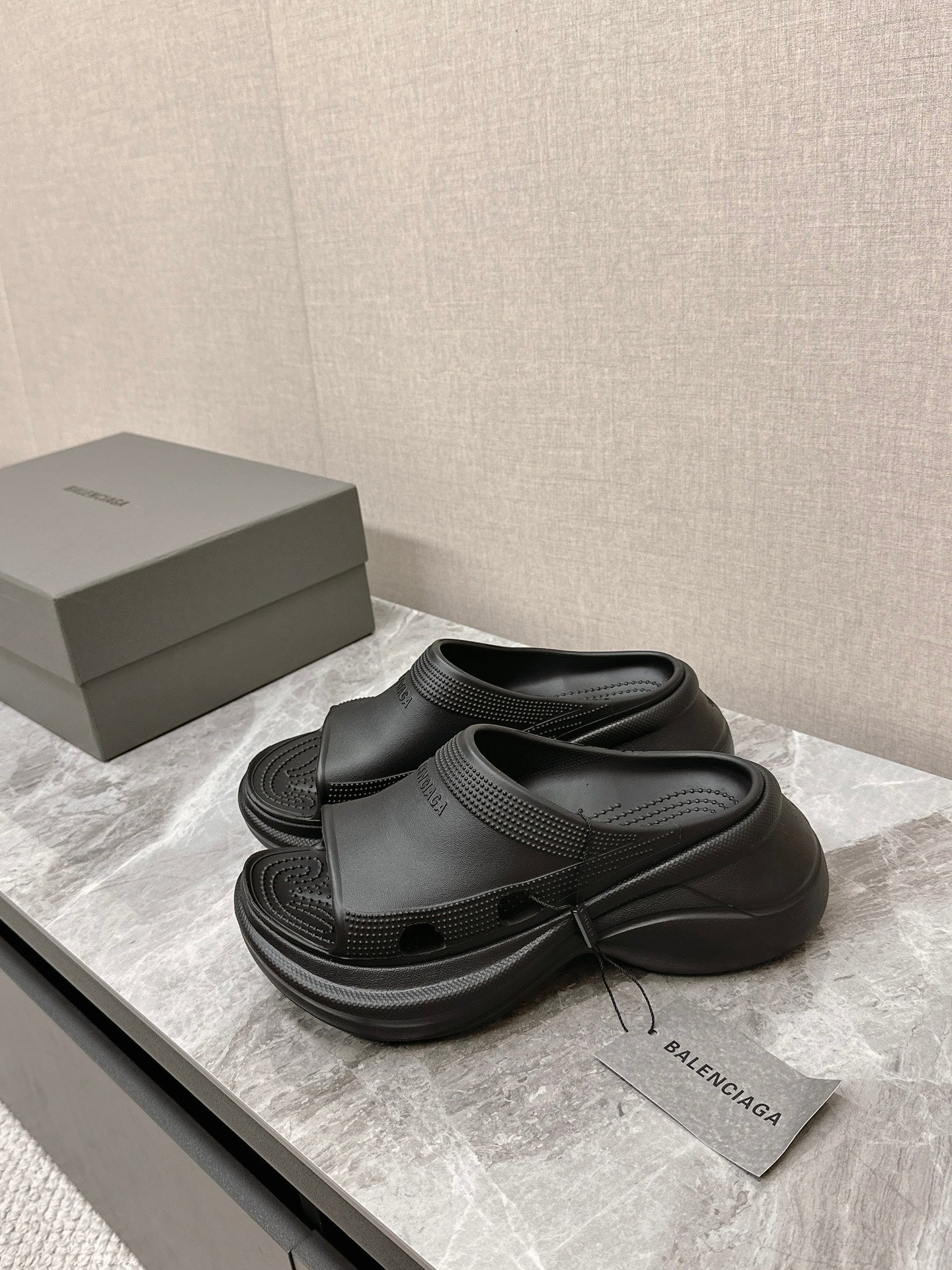 POOL CROCS SLIDE SANDAL IN BLACK RUBBER