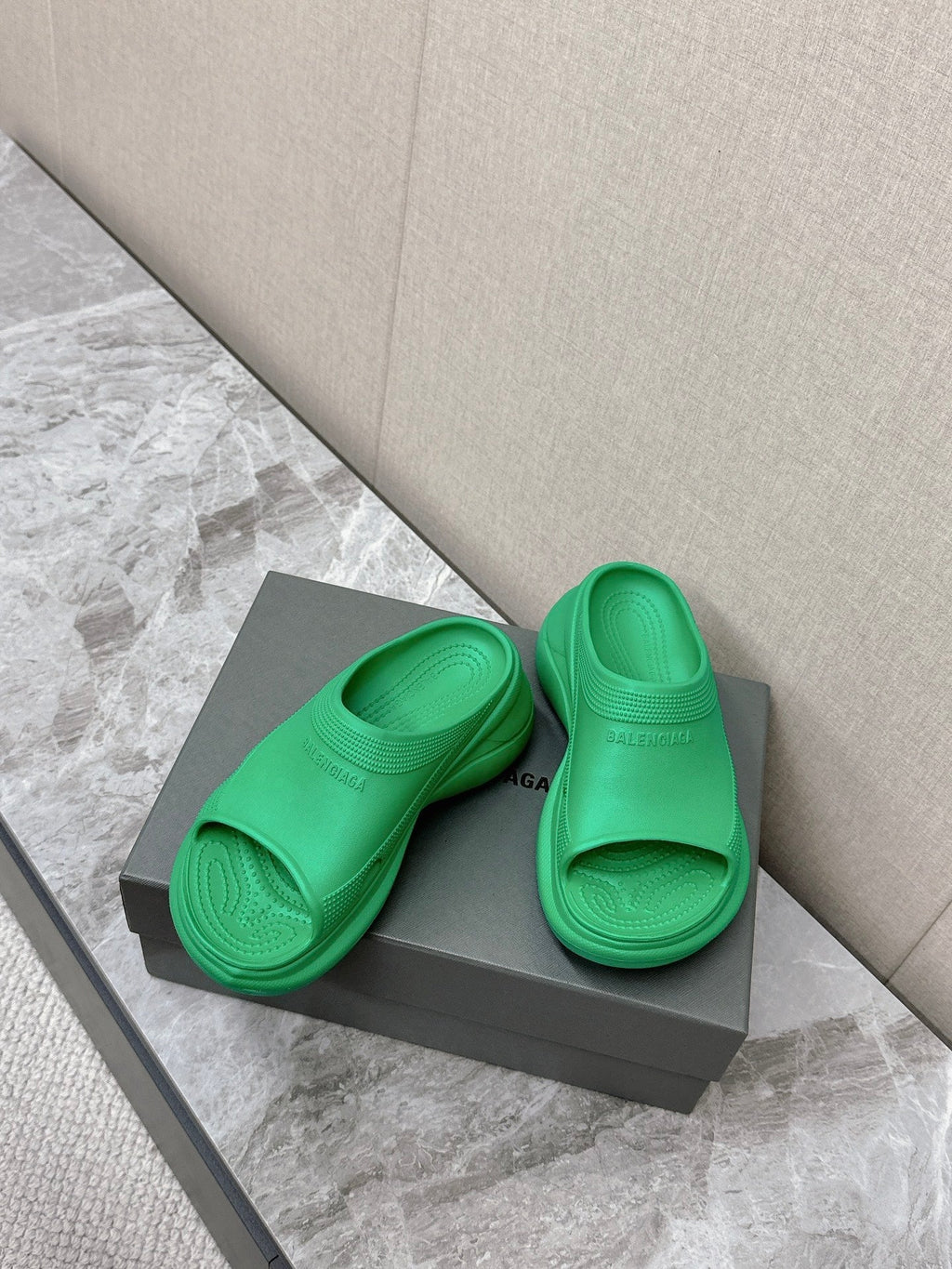 POOL CROCS SLIDE SANDAL IN GREEN RUBBER