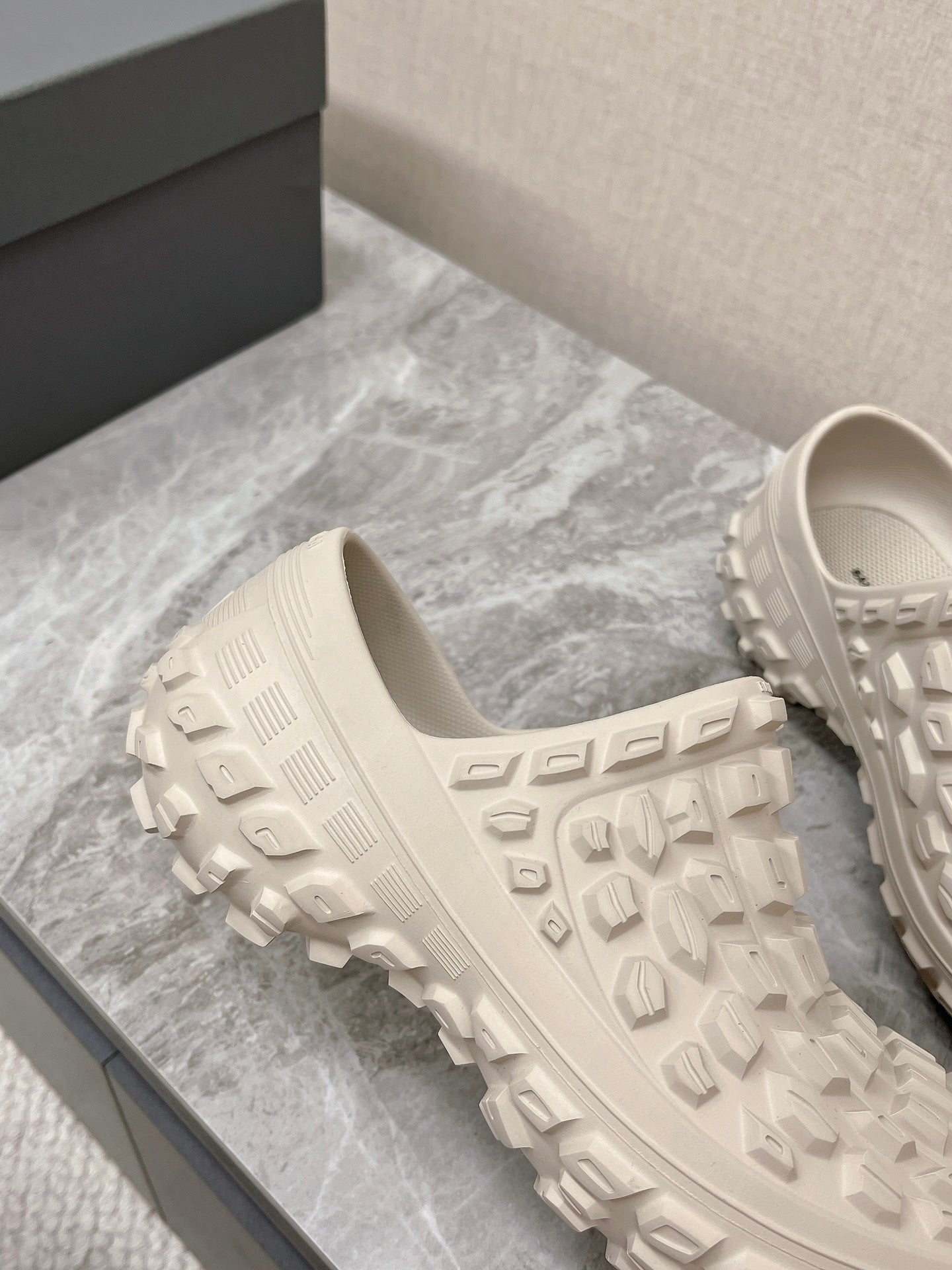 BOUNCER CLOG IN BEIGE RUBBER