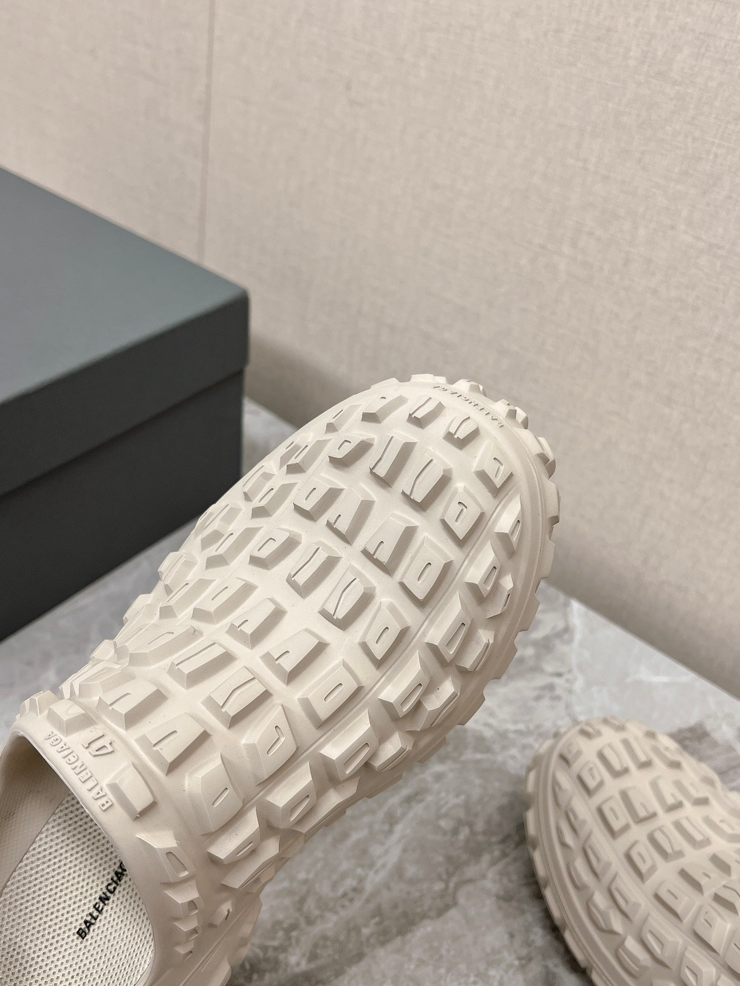 BOUNCER CLOG IN BEIGE RUBBER