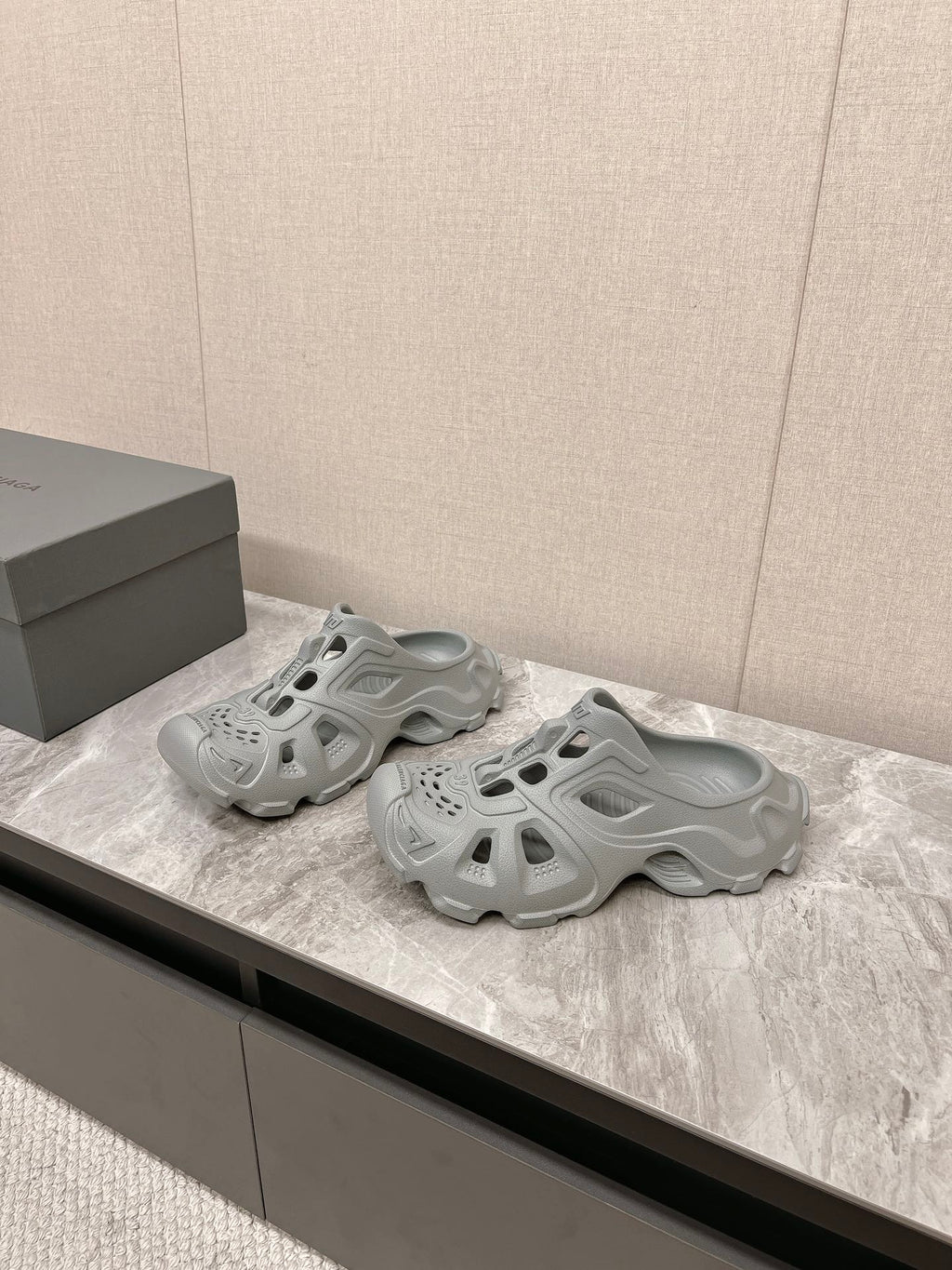 CUT-OUT MULES IN GRAY RUBBER