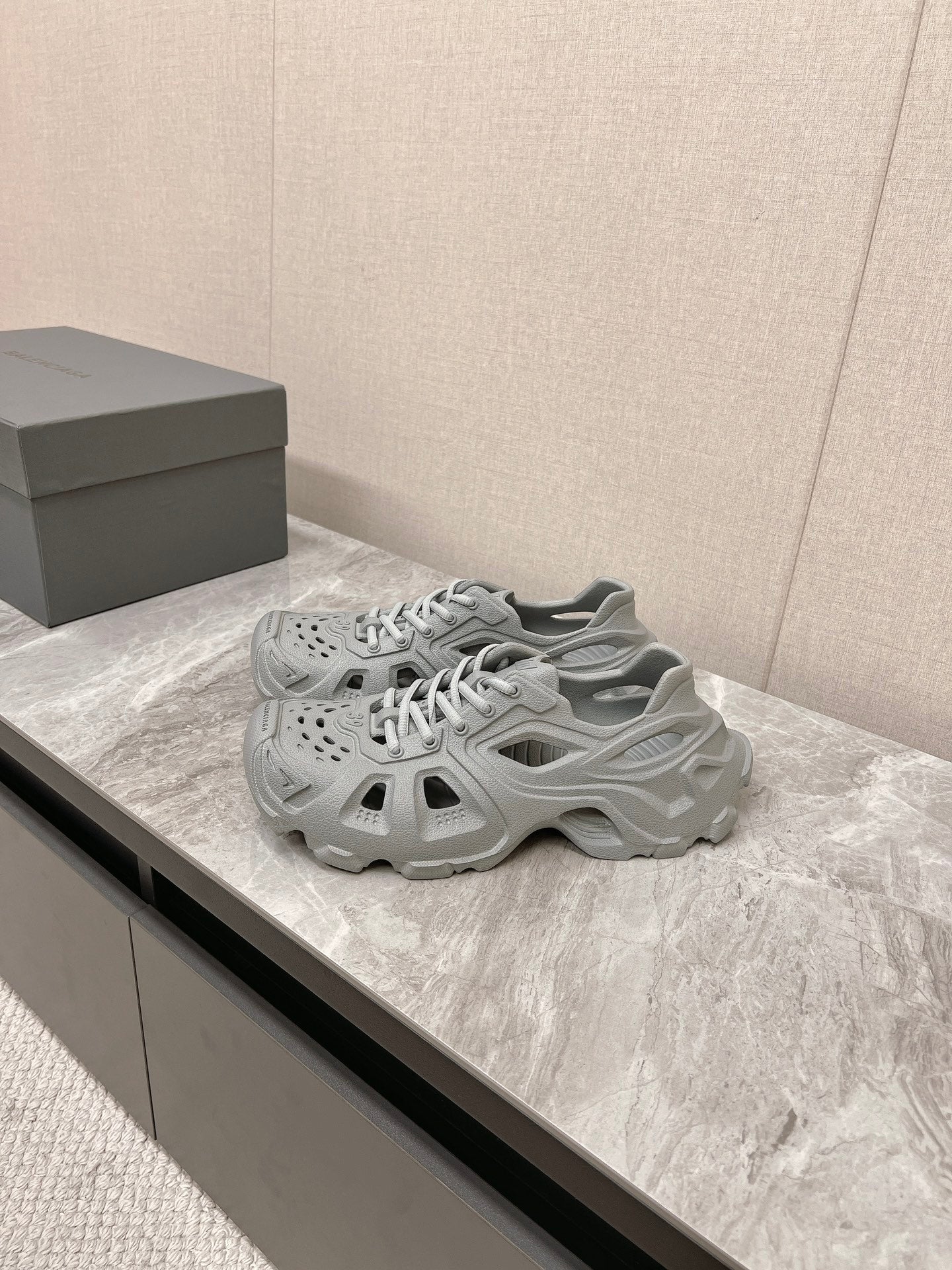 SNEAKERS IN FRIAR GRAY RUBBER