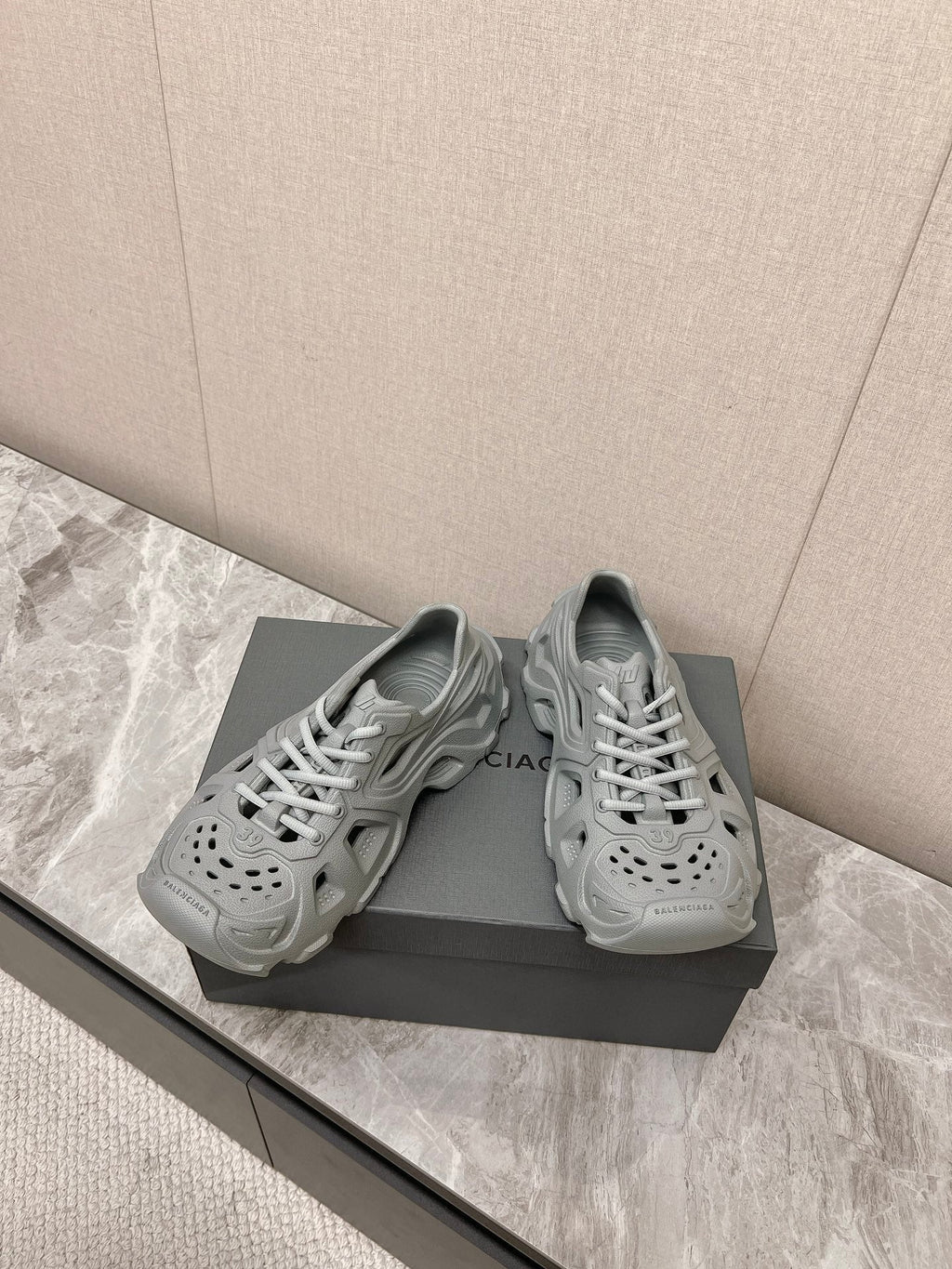 SNEAKERS IN FRIAR GRAY RUBBER