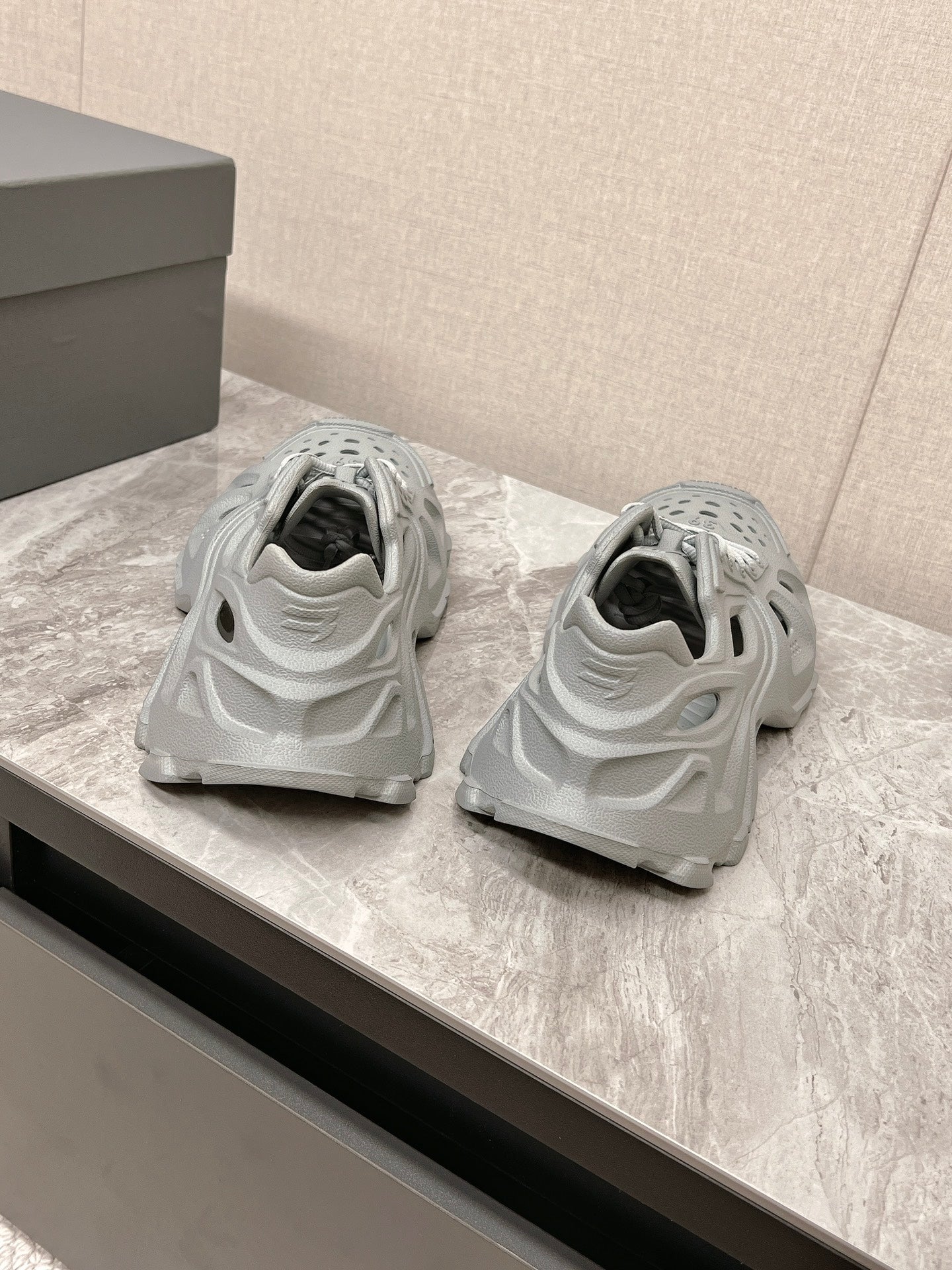 SNEAKERS IN FRIAR GRAY RUBBER