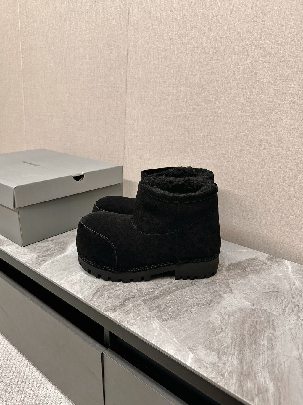 ALASKA BOOTIE IN BLACK SUEDE AND WOOL LINING