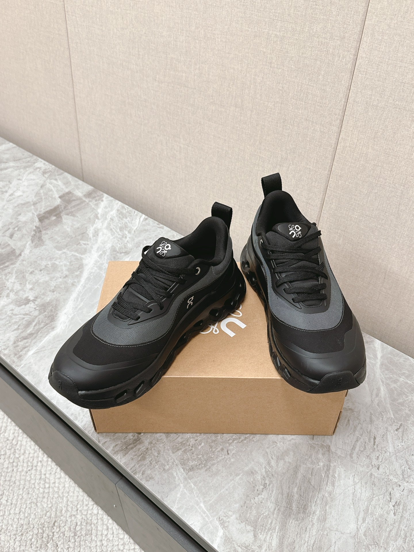 RUN SNEAKER IN BLACK SUEDE AND MESH FABRIC