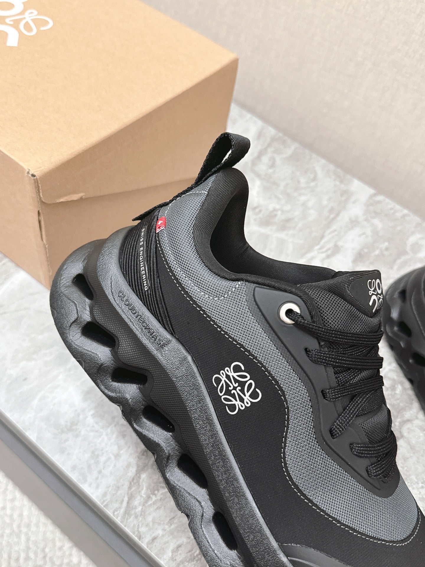 RUN SNEAKER IN BLACK SUEDE AND MESH FABRIC