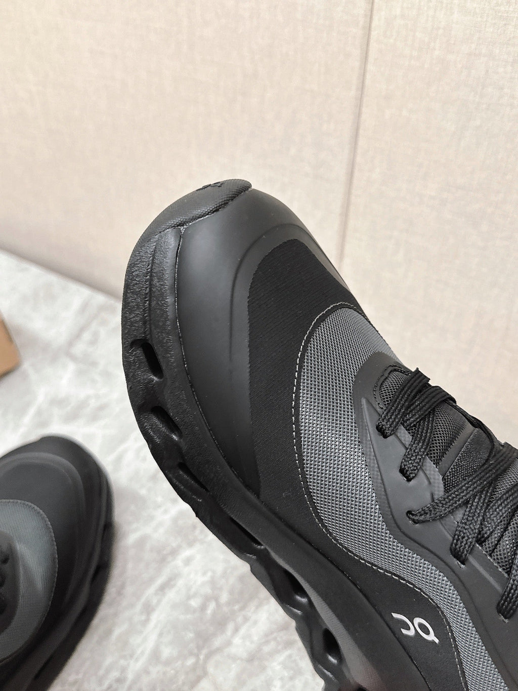 RUN SNEAKER IN BLACK SUEDE AND MESH FABRIC