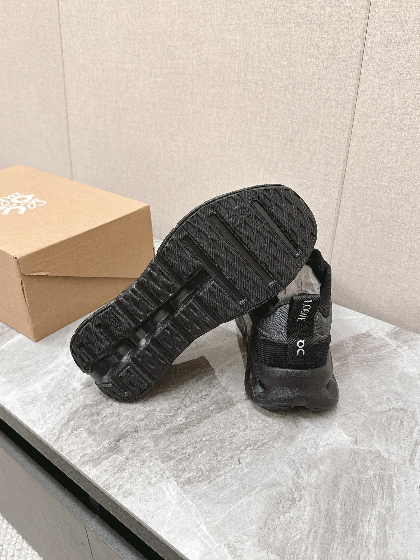 RUN SNEAKER IN BLACK SUEDE AND MESH FABRIC