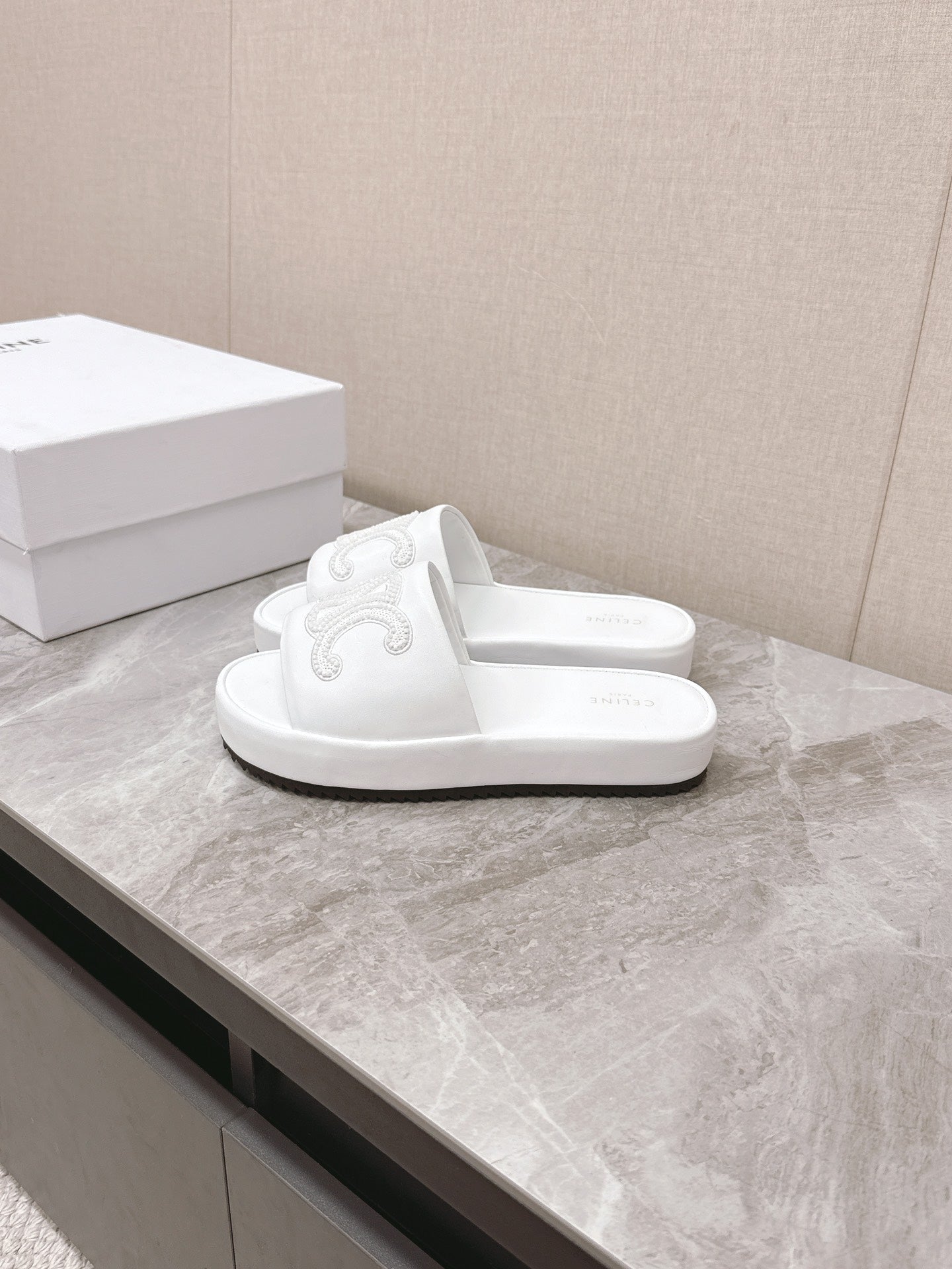 THICK-SOLED SLIDES IN WHITE SMOOTH LAMBSKIN LOGO WITH CRYSTALS