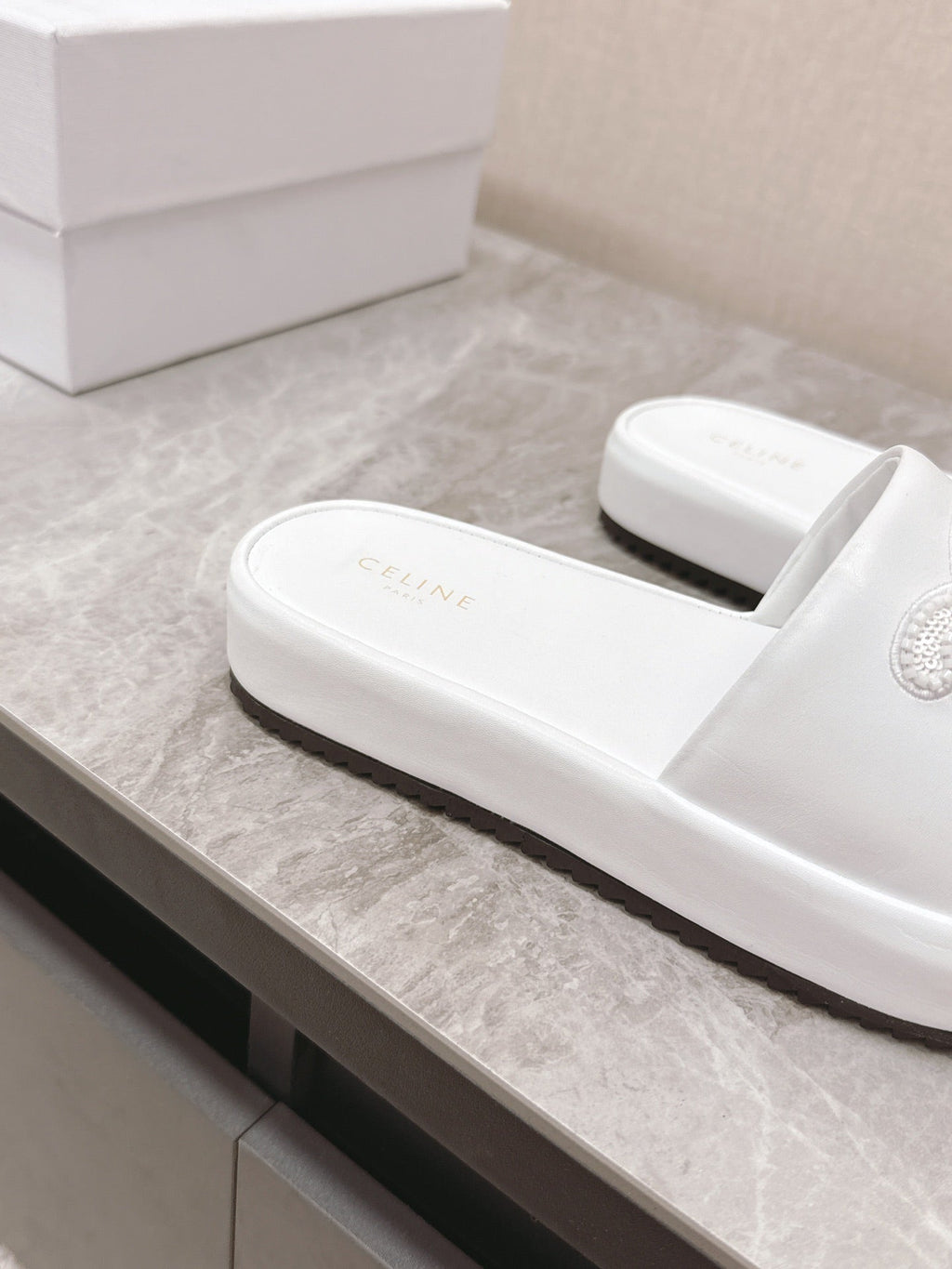 THICK-SOLED SLIDES IN WHITE SMOOTH LAMBSKIN LOGO WITH CRYSTALS