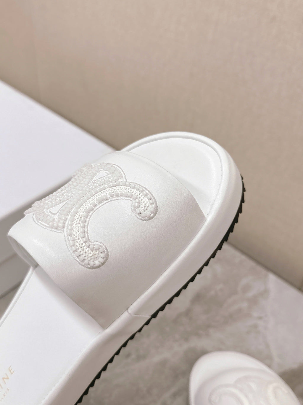THICK-SOLED SLIDES IN WHITE SMOOTH LAMBSKIN LOGO WITH CRYSTALS