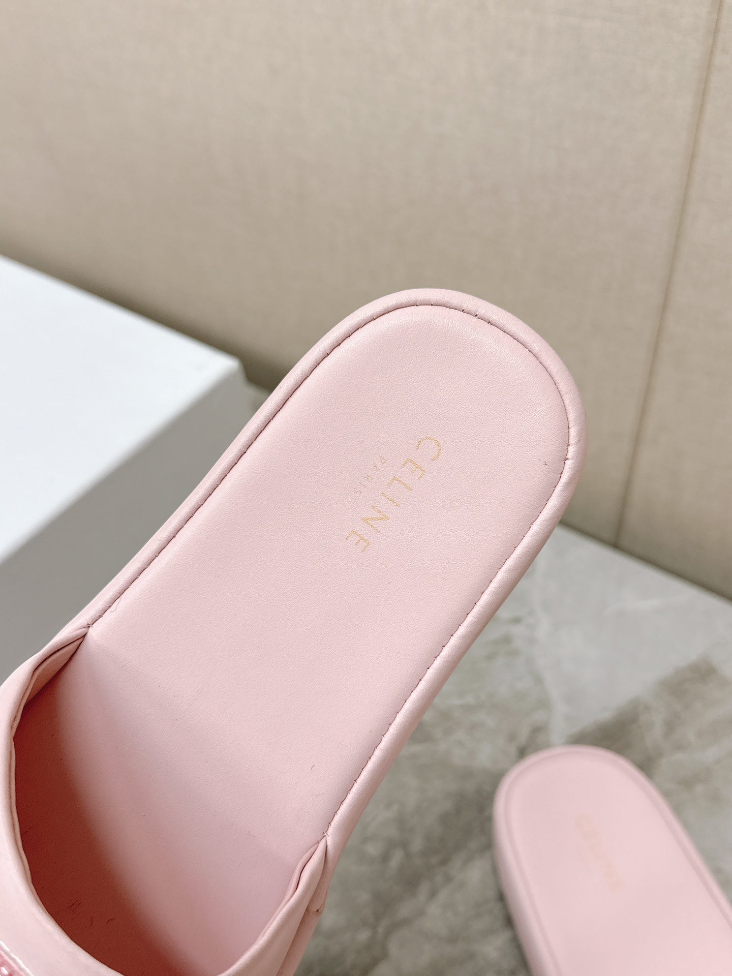 THICK-SOLED SLIDES IN LIGHT PINK SMOOTH LAMBSKIN LOGO WITH CRYSTALS