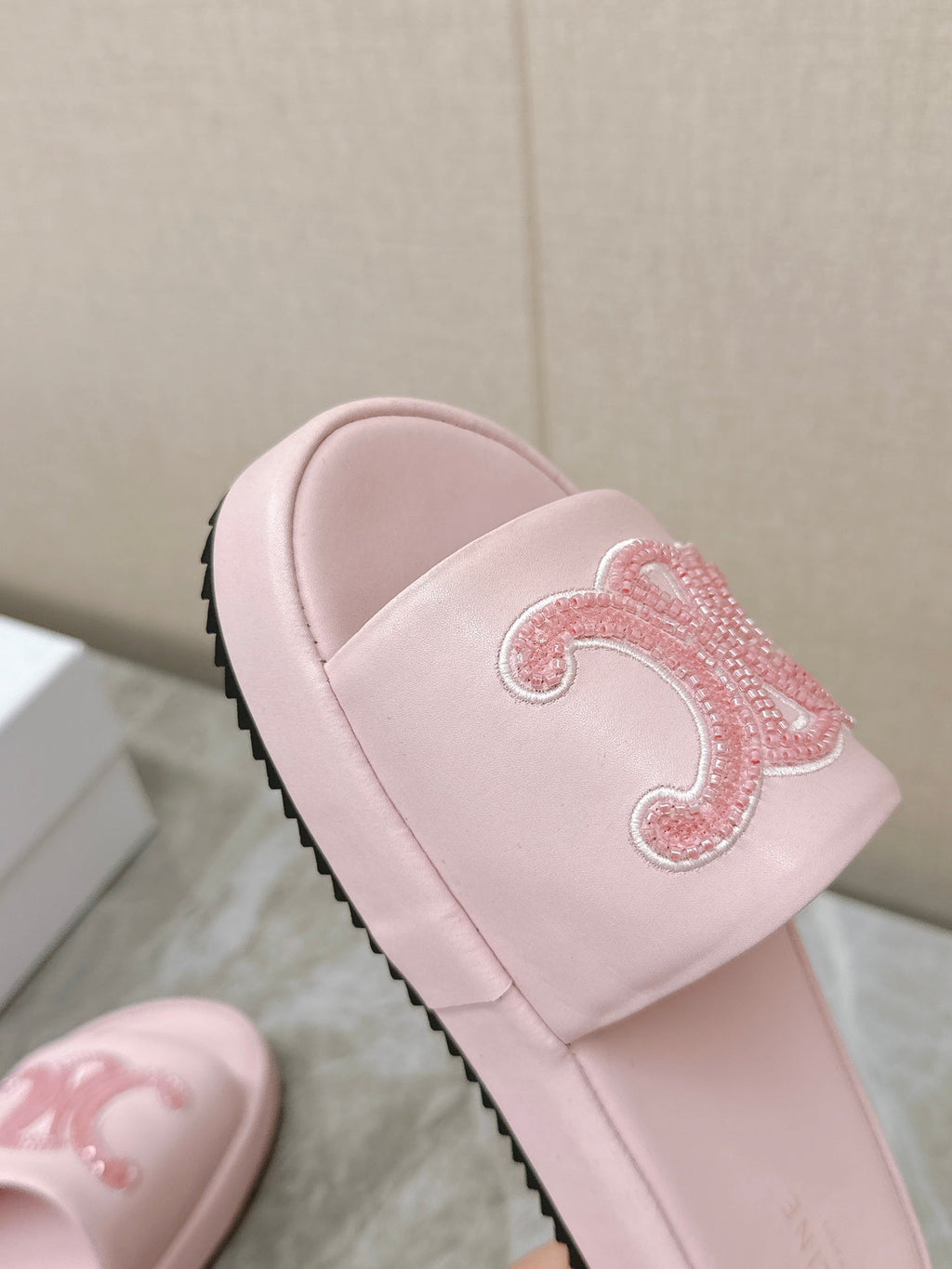 THICK-SOLED SLIDES IN LIGHT PINK SMOOTH LAMBSKIN LOGO WITH CRYSTALS