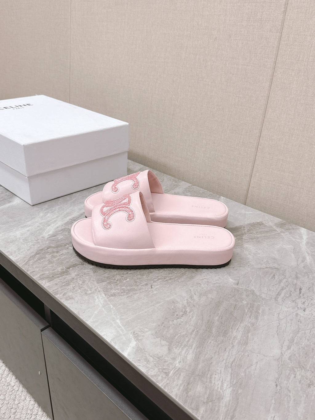 THICK-SOLED SLIDES IN LIGHT PINK SMOOTH LAMBSKIN LOGO WITH CRYSTALS