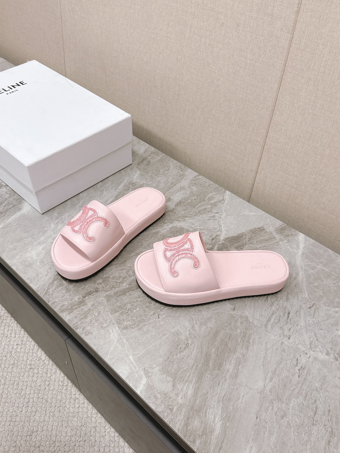 THICK-SOLED SLIDES IN LIGHT PINK SMOOTH LAMBSKIN LOGO WITH CRYSTALS