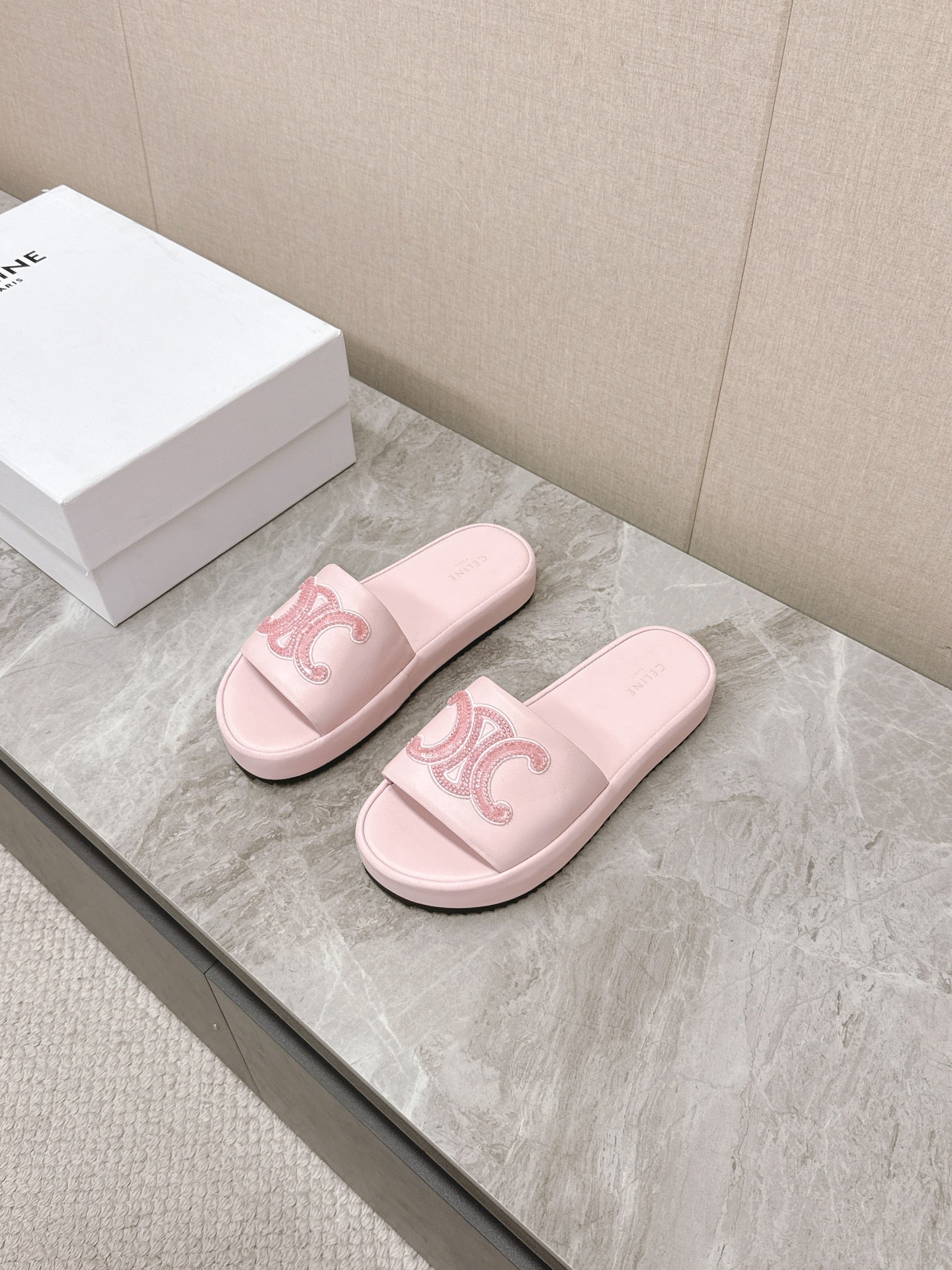 THICK-SOLED SLIDES IN LIGHT PINK SMOOTH LAMBSKIN LOGO WITH CRYSTALS