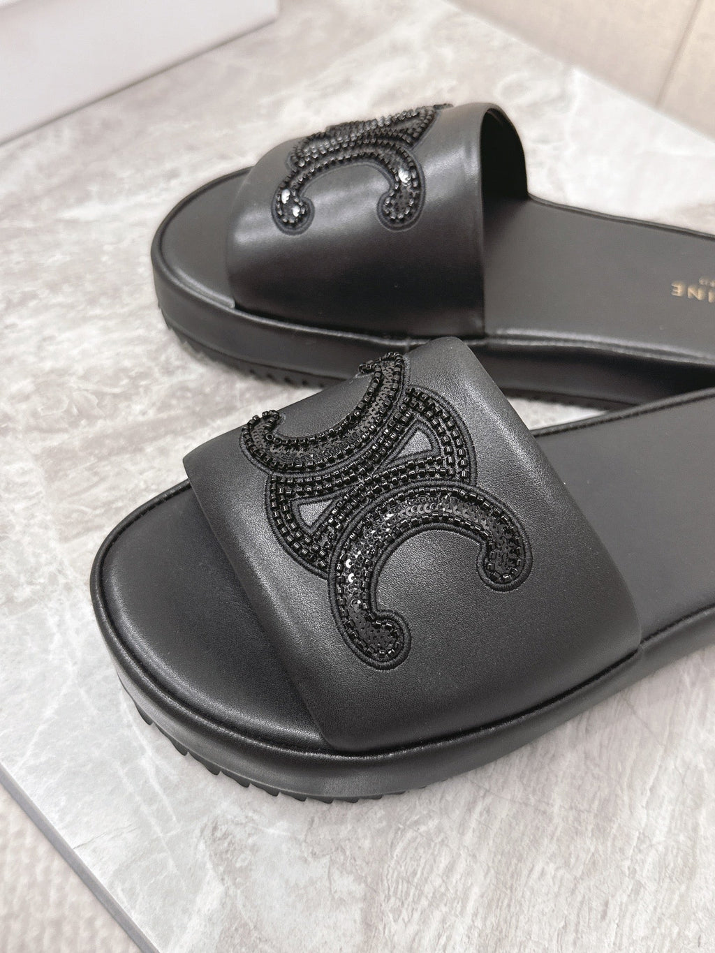 THICK-SOLED SLIDES IN BLACK SMOOTH LAMBSKIN LOGO WITH CRYSTALS