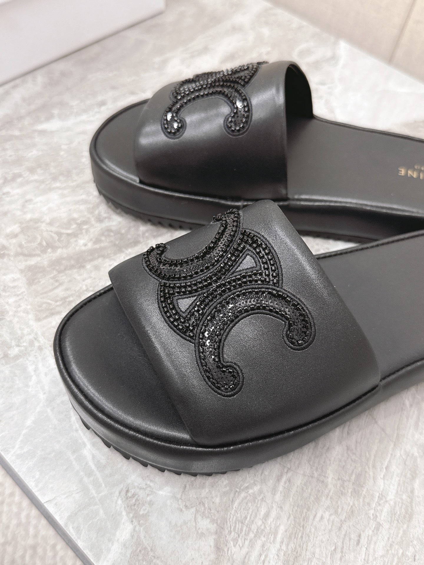 THICK-SOLED SLIDES IN BLACK SMOOTH LAMBSKIN LOGO WITH CRYSTALS