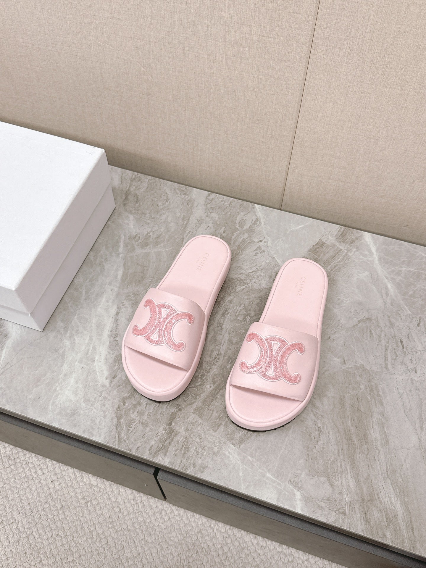 THICK-SOLED SLIDES IN LIGHT PINK SMOOTH LAMBSKIN LOGO WITH CRYSTALS