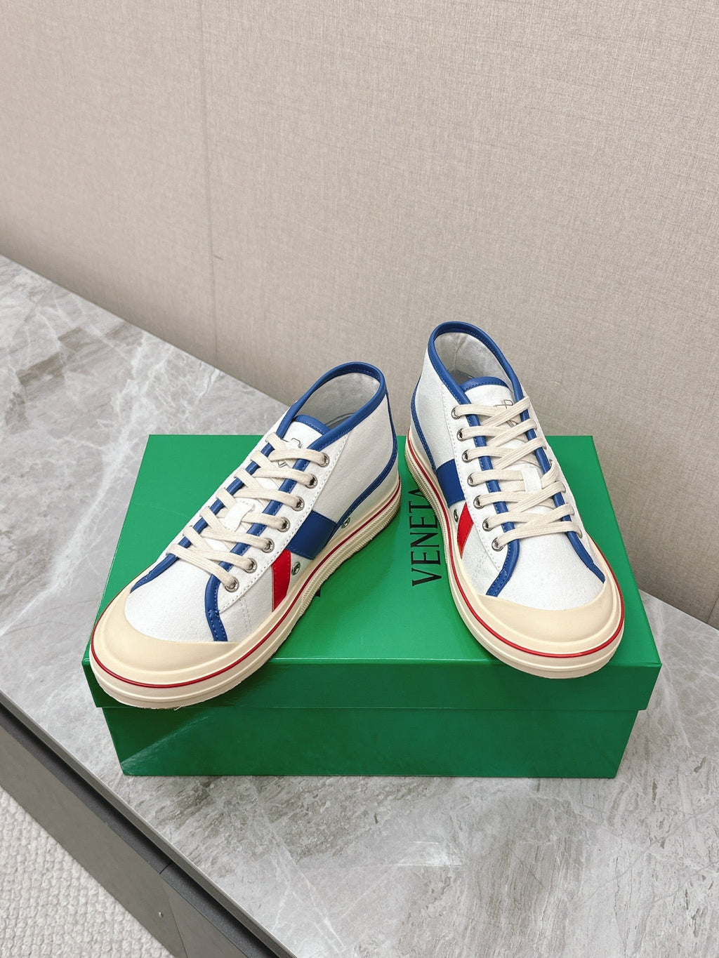 ELIOT SNEAKER IN WHITE CANVAS WITH NAVY BLUE CALFSKIN