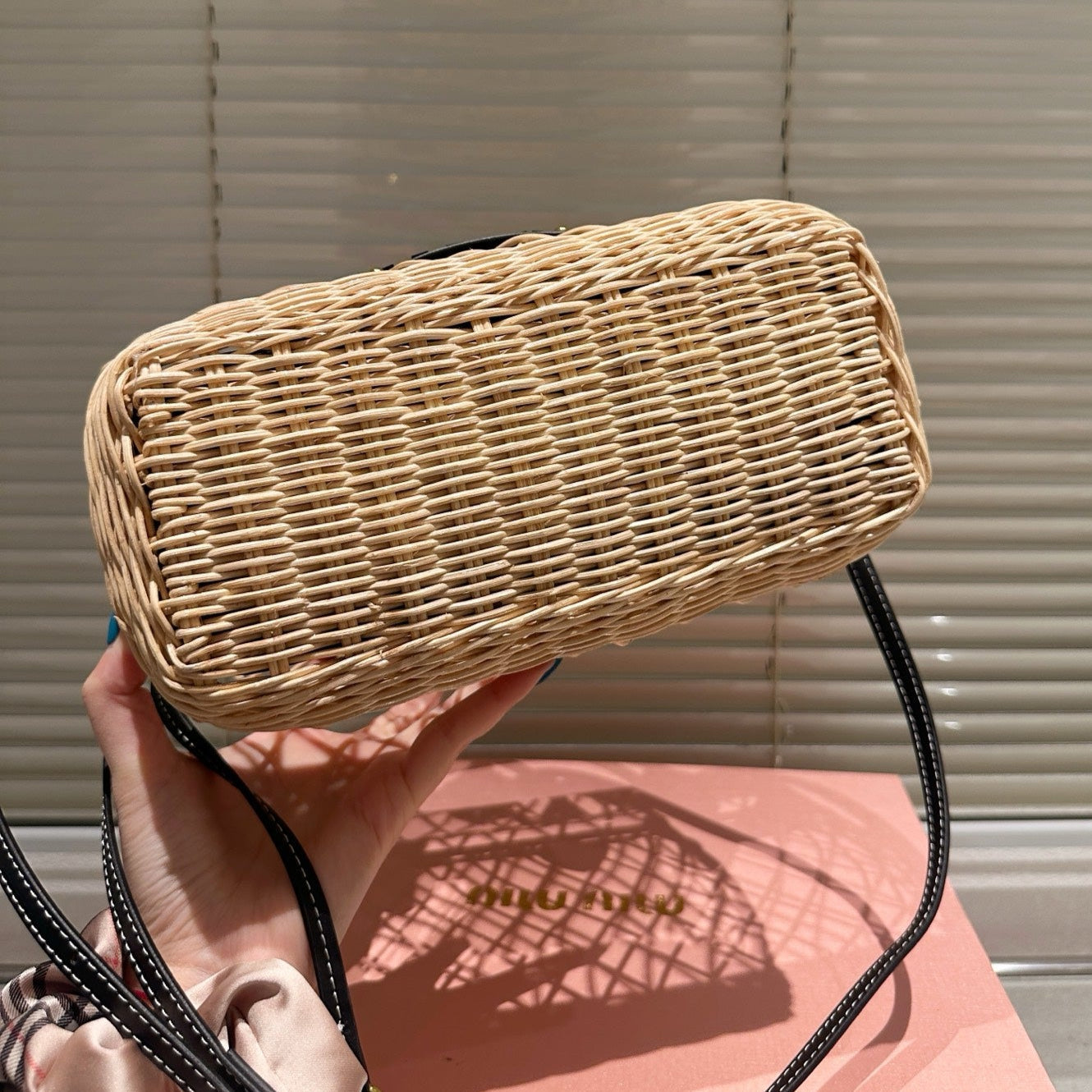 WOVEN HOLLOW BAG 23 IN BEIGE RATTAN AND BLACK CALFSKIN TRIM