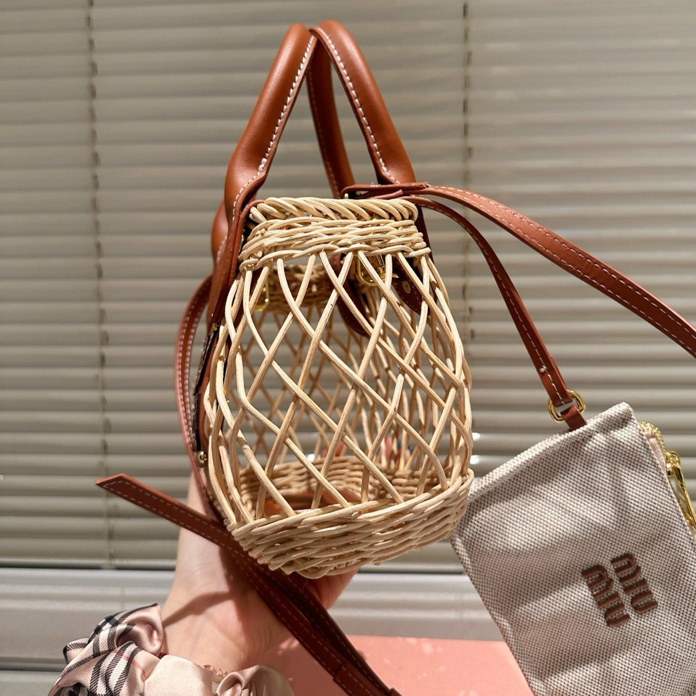 WOVEN HOLLOW BAG 18 IN BEIGE RATTAN AND BROWN CALFSKIN TRIM