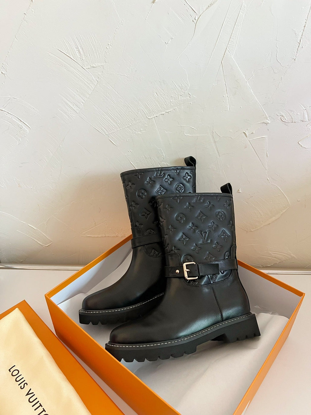 TERRITORY FLAT ANKLE BOOT IN BLACK EMBOSSED CALFSKIN