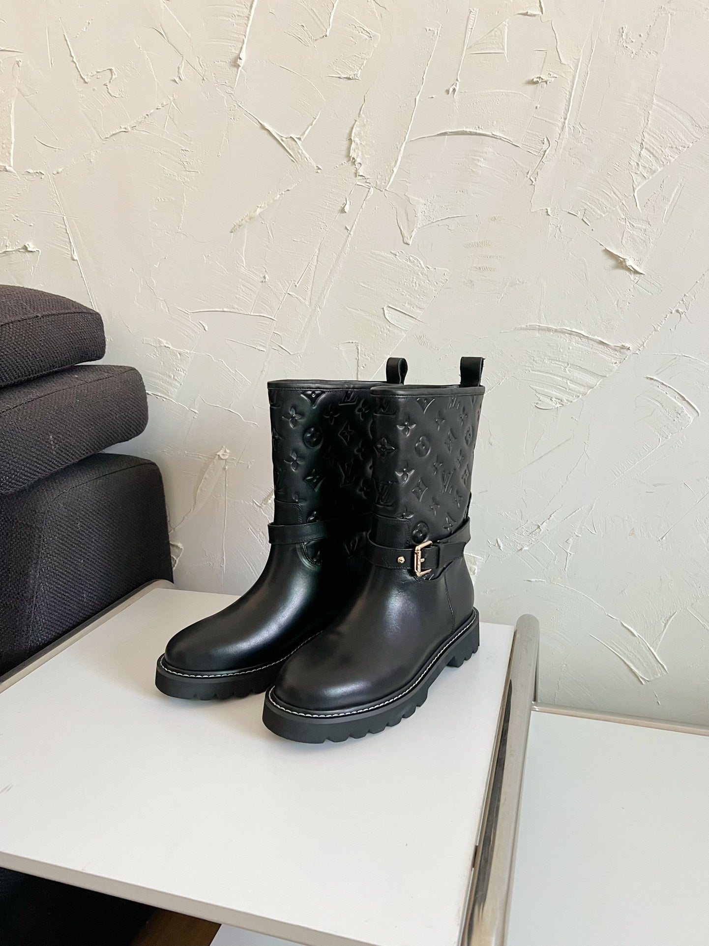 TERRITORY FLAT ANKLE BOOT IN BLACK EMBOSSED CALFSKIN