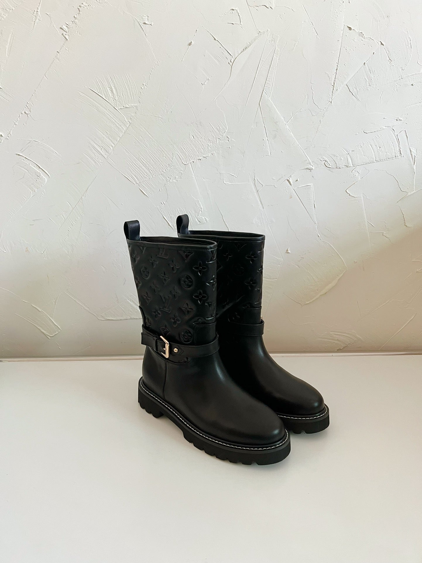 TERRITORY FLAT ANKLE BOOT IN BLACK EMBOSSED CALFSKIN